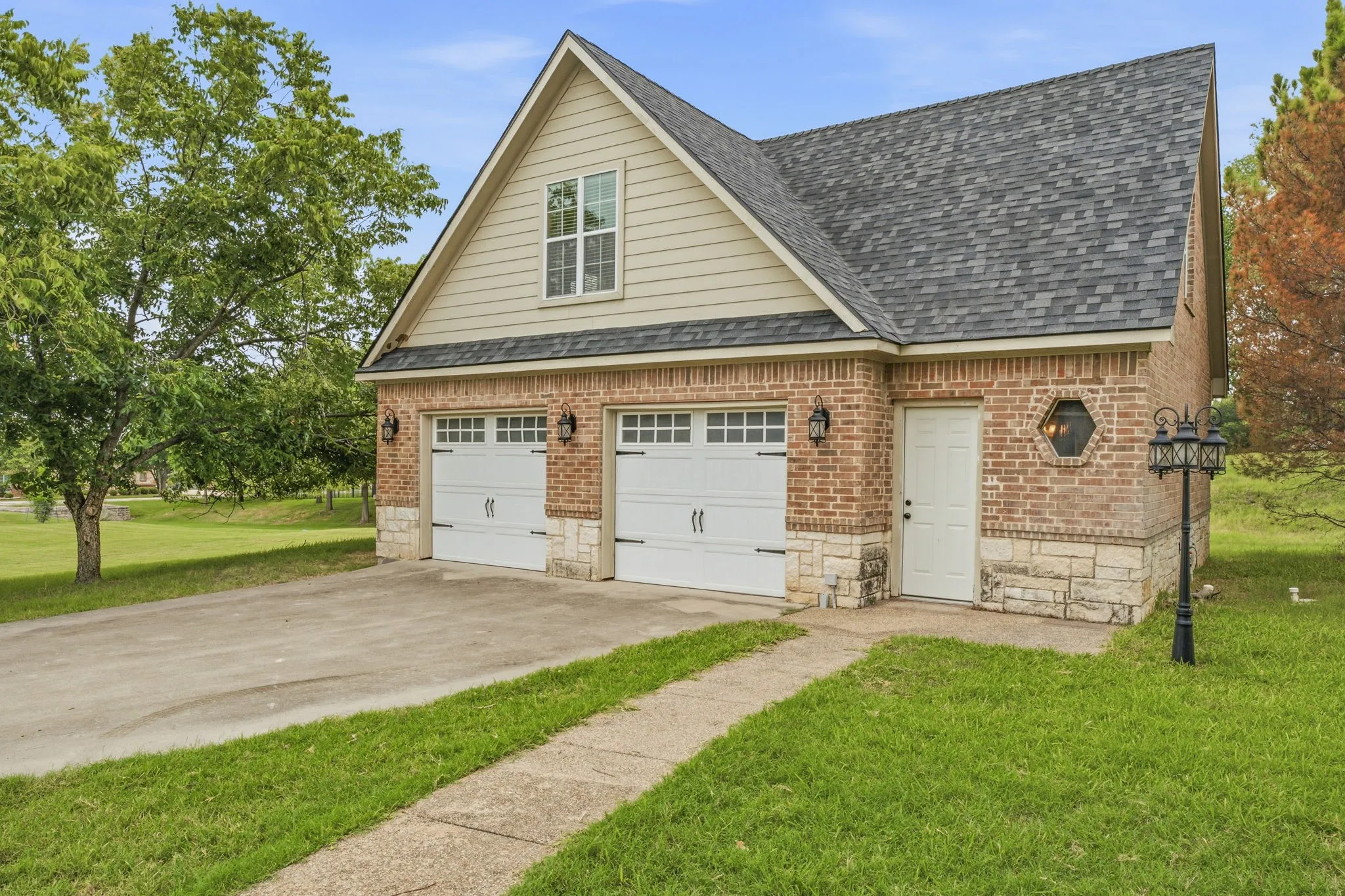 Single Family Residence For Sale in Parker County , 125 Rustling Elm Way, Azle, Texas 76020, 4 Bedroom, 4 Bathroom, 5 Garage spaces, 4,181 Sqft, built in 2007, mls#21334820, Real Estate Agent in Azle, Homes For Sale in Parker county, Homes For Sale in Azle, Realtor in Azle Texas, Real Estate Brokerage Independent Realty Texas, Luminita Cordes Realtor