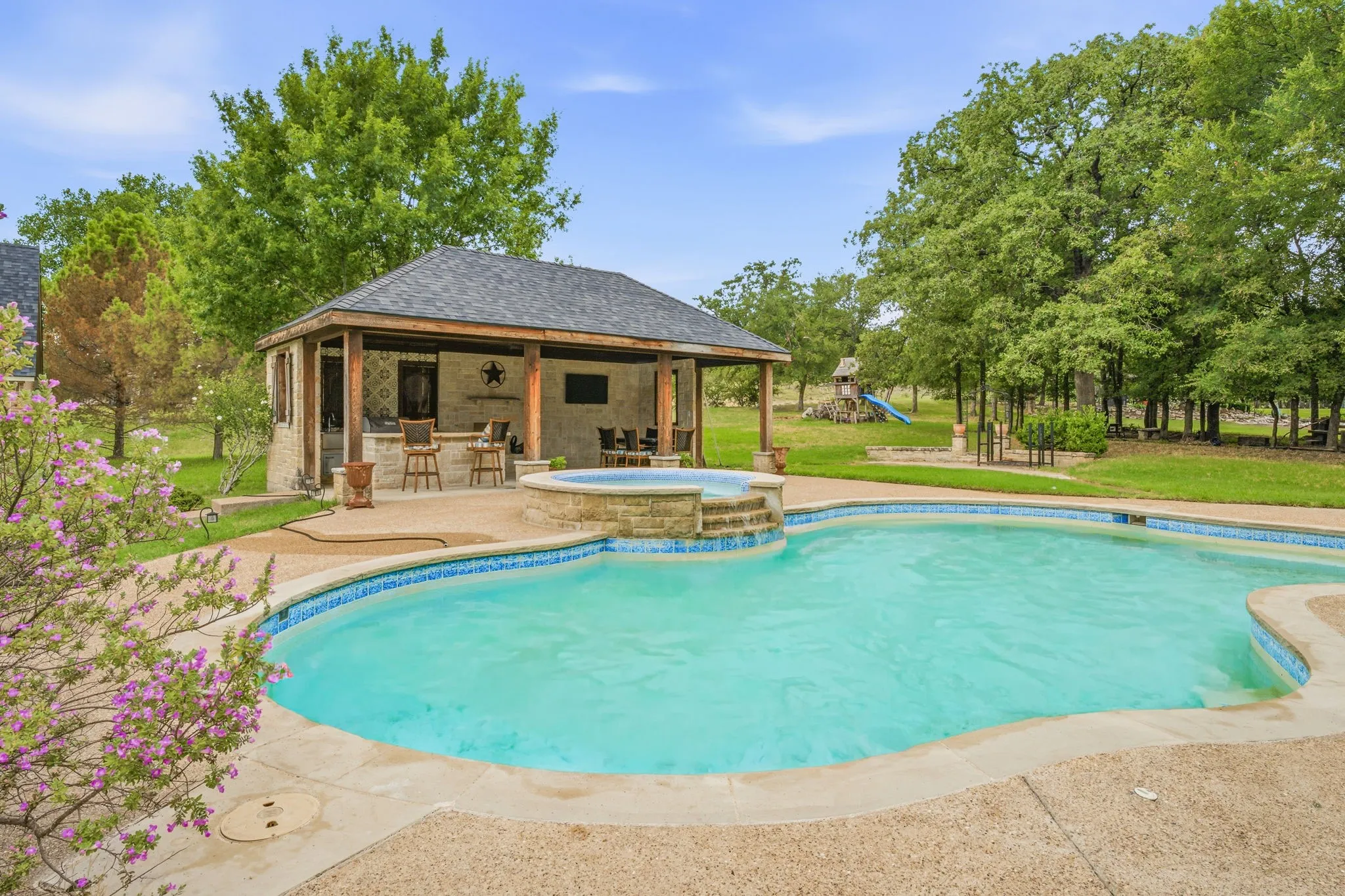Single Family Residence For Sale in Parker County , 125 Rustling Elm Way, Azle, Texas 76020, 4 Bedroom, 4 Bathroom, 5 Garage spaces, 4,181 Sqft, built in 2007, mls#21334820, Real Estate Agent in Azle, Homes For Sale in Parker county, Homes For Sale in Azle, Realtor in Azle Texas, Real Estate Brokerage Independent Realty Texas, Luminita Cordes Realtor