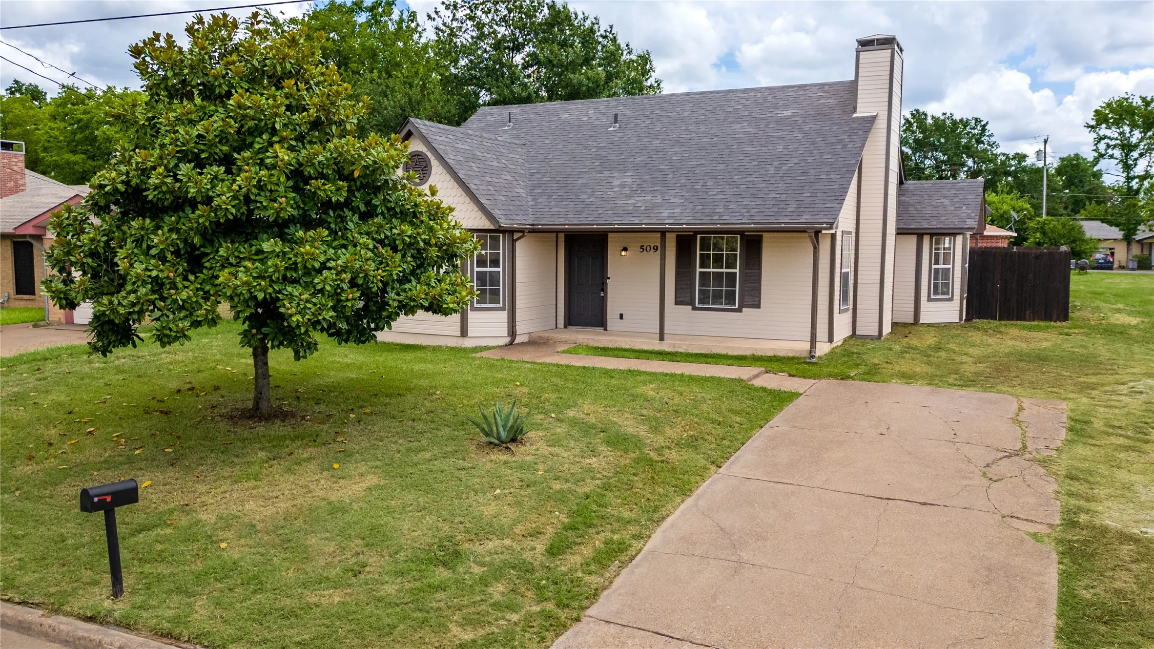 Single Family Residence For Sale in Kaufman County , 509 Bethlehem Street, Terrell, Texas 75160, 3 Bedroom, 2 Bathroom, Garage spaces, 1,450 Sqft, built in 1990, mls#21337916, Real Estate Agent in Terrell, Homes For Sale in Kaufman county, Homes For Sale in Terrell, Realtor in Terrell Texas, Real Estate Brokerage Independent Realty Texas, Luminita Cordes Realtor