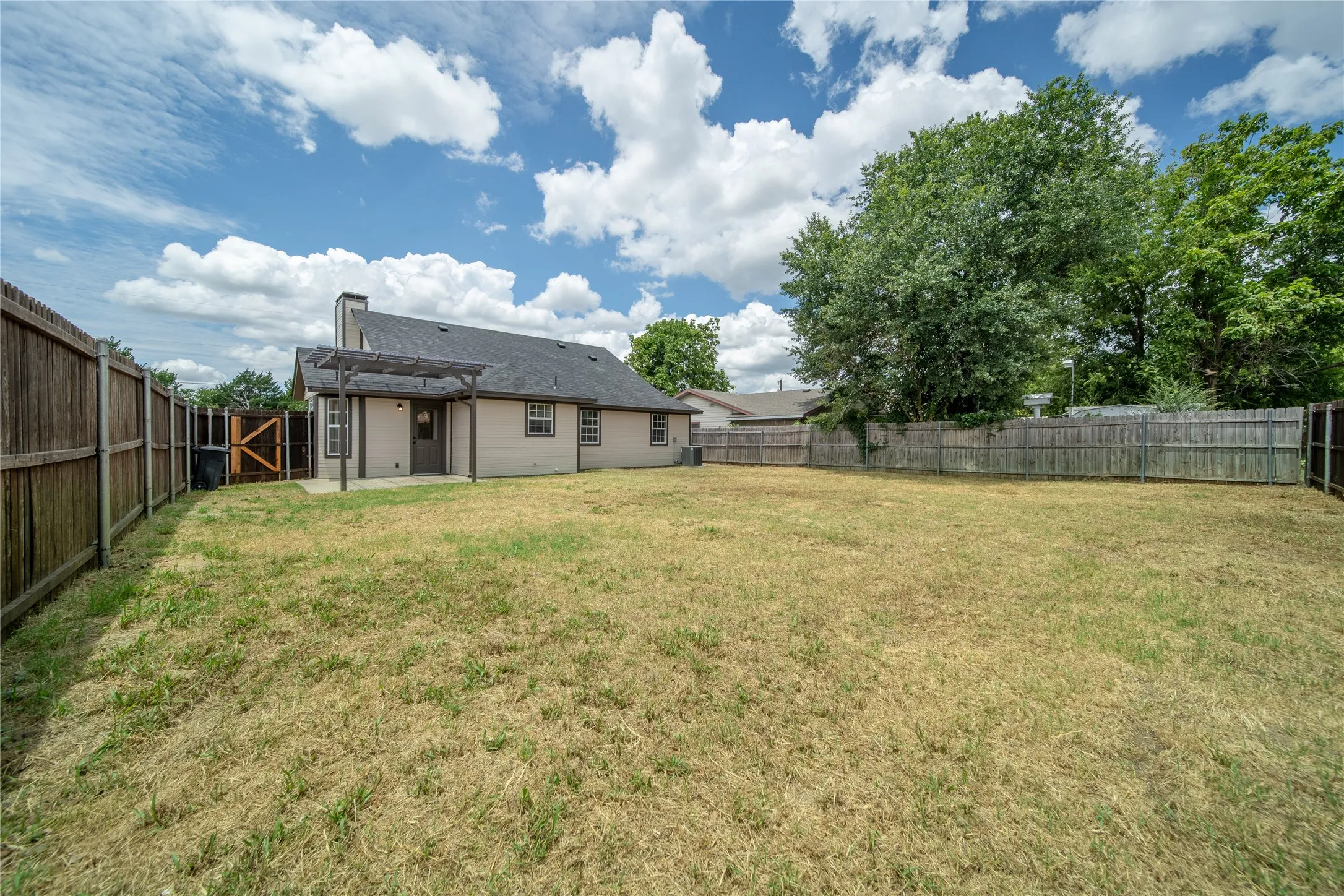 Single Family Residence For Sale in Kaufman County , 509 Bethlehem Street, Terrell, Texas 75160, 3 Bedroom, 2 Bathroom, Garage spaces, 1,450 Sqft, built in 1990, mls#21337916, Real Estate Agent in Terrell, Homes For Sale in Kaufman county, Homes For Sale in Terrell, Realtor in Terrell Texas, Real Estate Brokerage Independent Realty Texas, Luminita Cordes Realtor