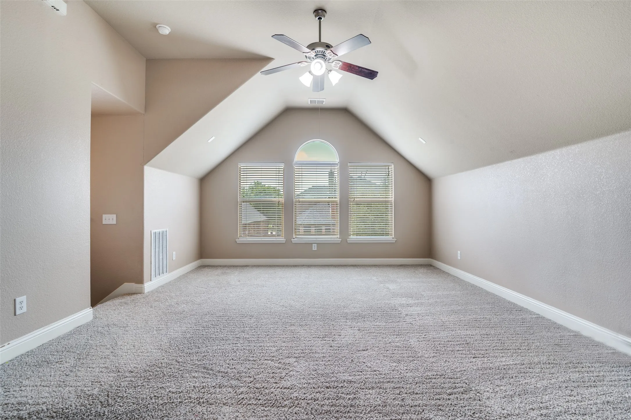Single Family Residence For Sale in Rockwall County , 619 Louder Way, Fate, Texas 75087, 5 Bedroom, 3 Bathroom, 2 Garage spaces, 2,505 Sqft, built in 2010, mls#21336081, Real Estate Agent in Fate, Homes For Sale in Rockwall county, Homes For Sale in Fate, Realtor in Fate Texas, Real Estate Brokerage Independent Realty Texas, Luminita Cordes Realtor