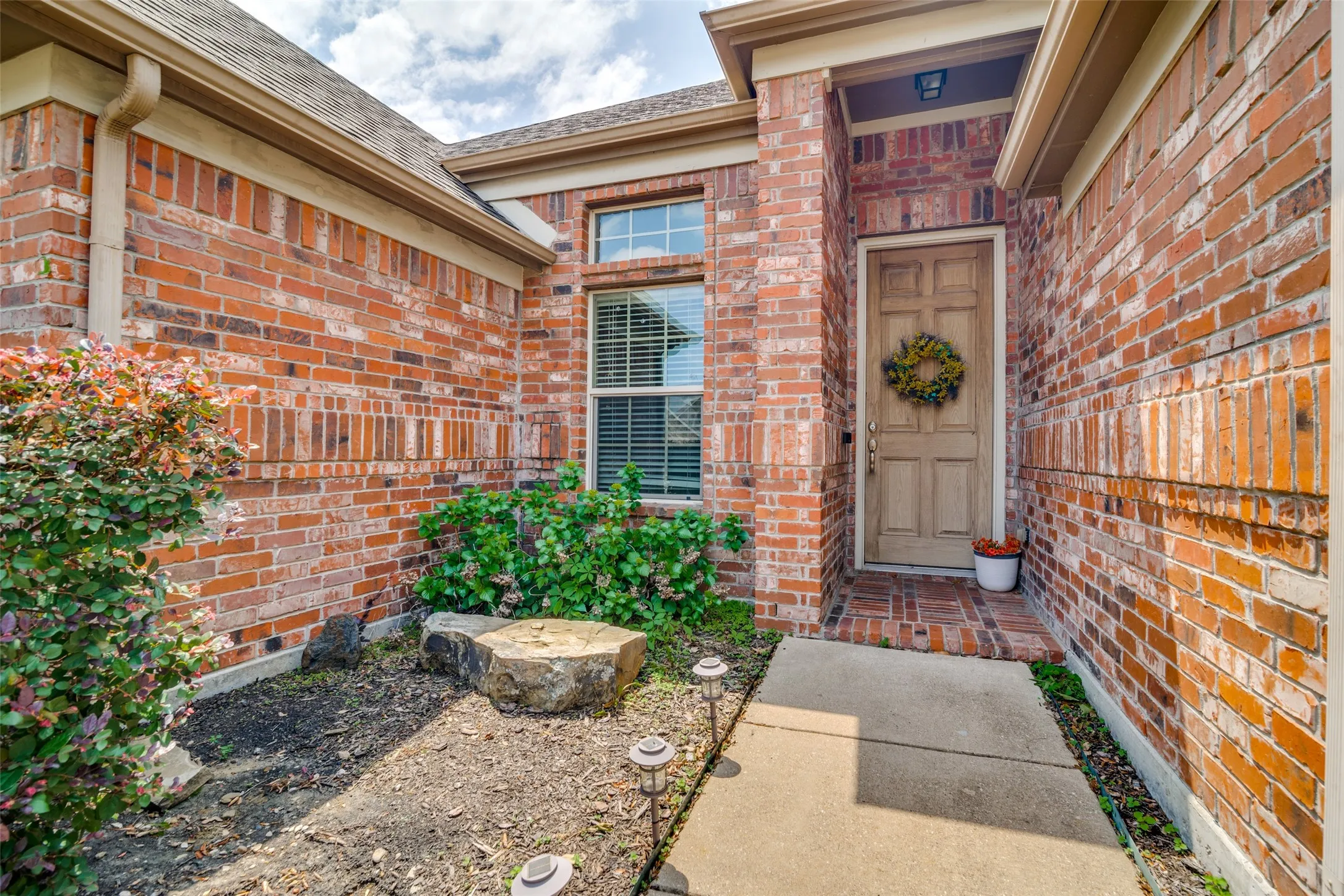 Single Family Residence For Sale in Rockwall County , 619 Louder Way, Fate, Texas 75087, 5 Bedroom, 3 Bathroom, 2 Garage spaces, 2,505 Sqft, built in 2010, mls#21336081, Real Estate Agent in Fate, Homes For Sale in Rockwall county, Homes For Sale in Fate, Realtor in Fate Texas, Real Estate Brokerage Independent Realty Texas, Luminita Cordes Realtor