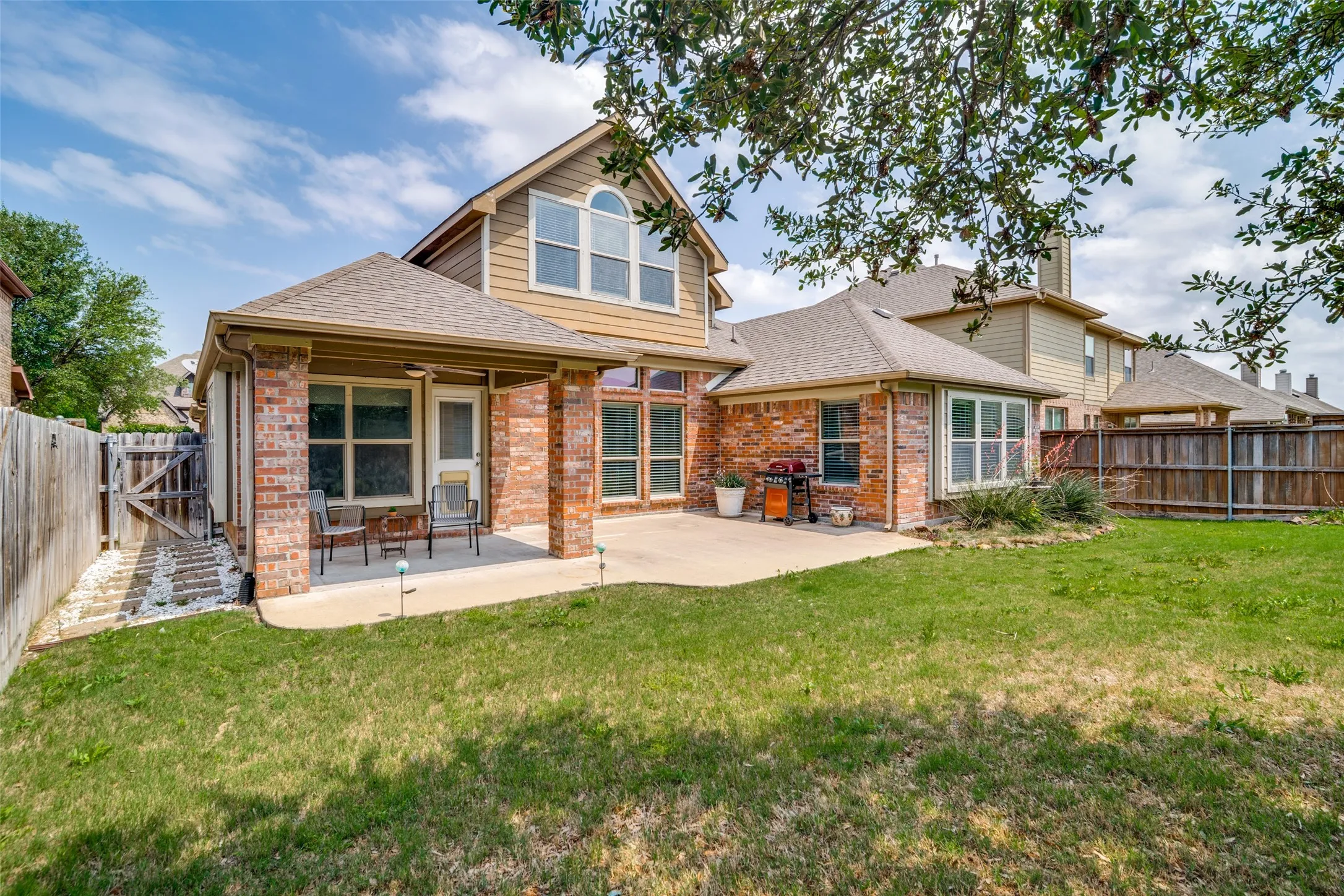 Single Family Residence For Sale in Rockwall County , 619 Louder Way, Fate, Texas 75087, 5 Bedroom, 3 Bathroom, 2 Garage spaces, 2,505 Sqft, built in 2010, mls#21336081, Real Estate Agent in Fate, Homes For Sale in Rockwall county, Homes For Sale in Fate, Realtor in Fate Texas, Real Estate Brokerage Independent Realty Texas, Luminita Cordes Realtor