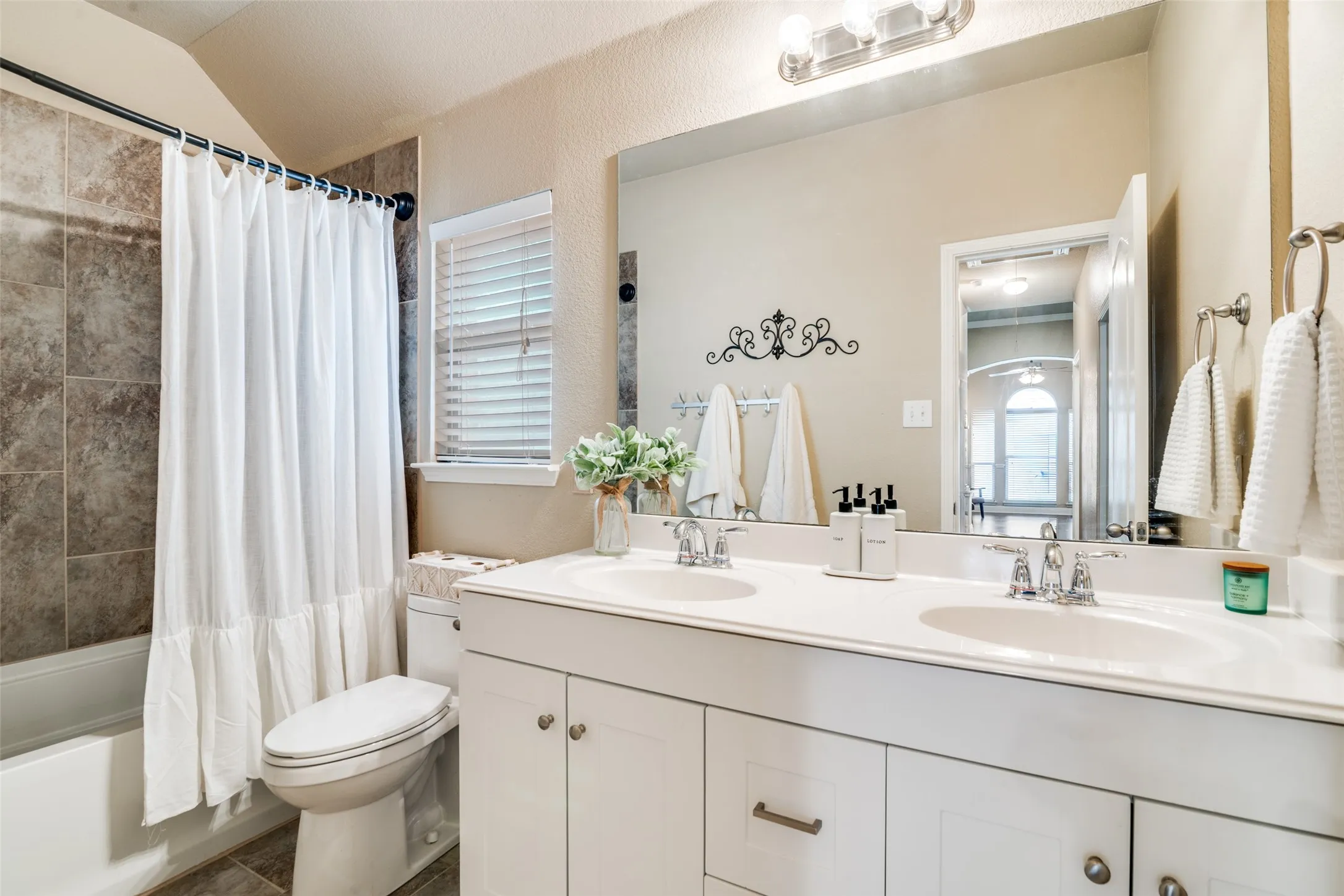 Single Family Residence For Sale in Rockwall County , 619 Louder Way, Fate, Texas 75087, 5 Bedroom, 3 Bathroom, 2 Garage spaces, 2,505 Sqft, built in 2010, mls#21336081, Real Estate Agent in Fate, Homes For Sale in Rockwall county, Homes For Sale in Fate, Realtor in Fate Texas, Real Estate Brokerage Independent Realty Texas, Luminita Cordes Realtor