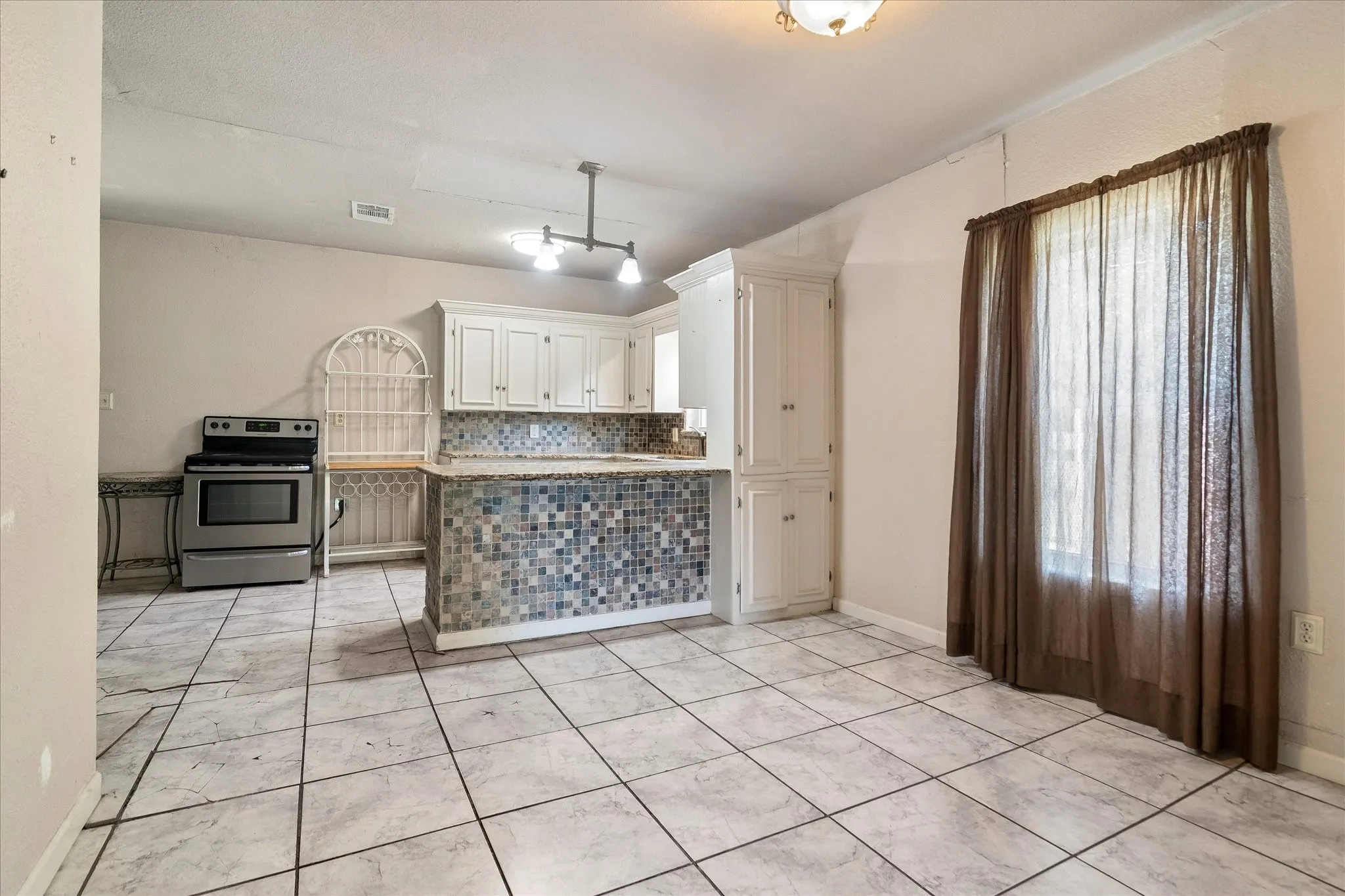 Single Family Residence For Sale in Denton County , 403 S 7th Street, Sanger, Texas 76266, 2 Bedroom, 1 Bathroom, Garage spaces, 1,288 Sqft, built in 1919, mls#21337929, Real Estate Agent in Sanger, Homes For Sale in Denton county, Homes For Sale in Sanger, Realtor in Sanger Texas, Real Estate Brokerage Independent Realty Texas, Luminita Cordes Realtor