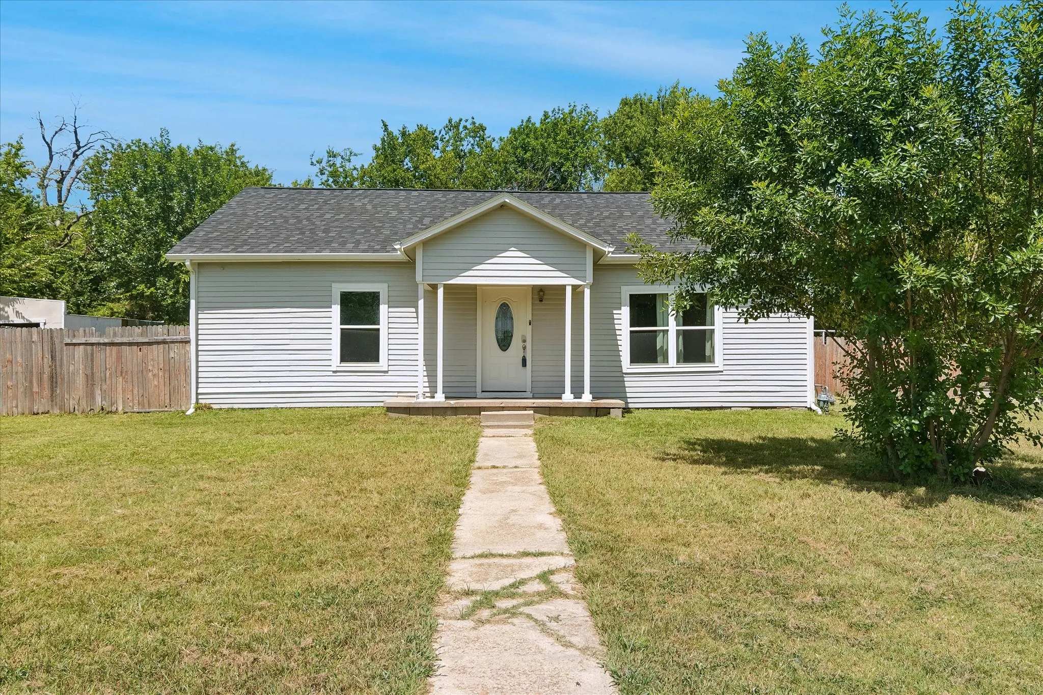 Single Family Residence For Sale in Denton County , 403 S 7th Street, Sanger, Texas 76266, 2 Bedroom, 1 Bathroom, Garage spaces, 1,288 Sqft, built in 1919, mls#21337929, Real Estate Agent in Sanger, Homes For Sale in Denton county, Homes For Sale in Sanger, Realtor in Sanger Texas, Real Estate Brokerage Independent Realty Texas, Luminita Cordes Realtor
