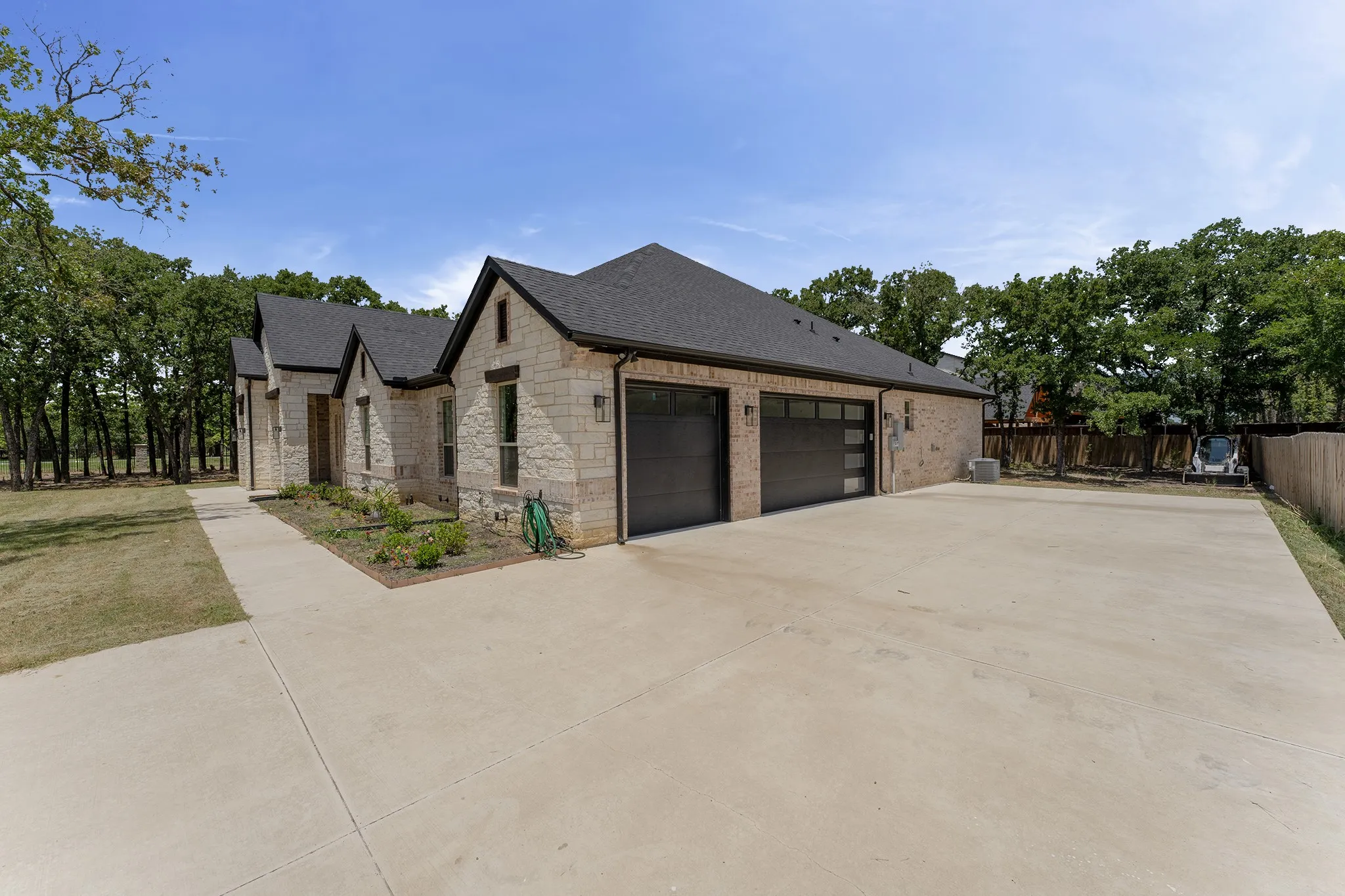Single Family Residence For Sale in Kaufman County , 300 Seacross Court, Combine, Texas 75159, 5 Bedroom, 4 Bathroom, 3 Garage spaces, 3,677 Sqft, built in 2024, mls#21337932, Real Estate Agent in Combine, Homes For Sale in Kaufman county, Homes For Sale in Combine, Realtor in Combine Texas, Real Estate Brokerage Independent Realty Texas, Luminita Cordes Realtor