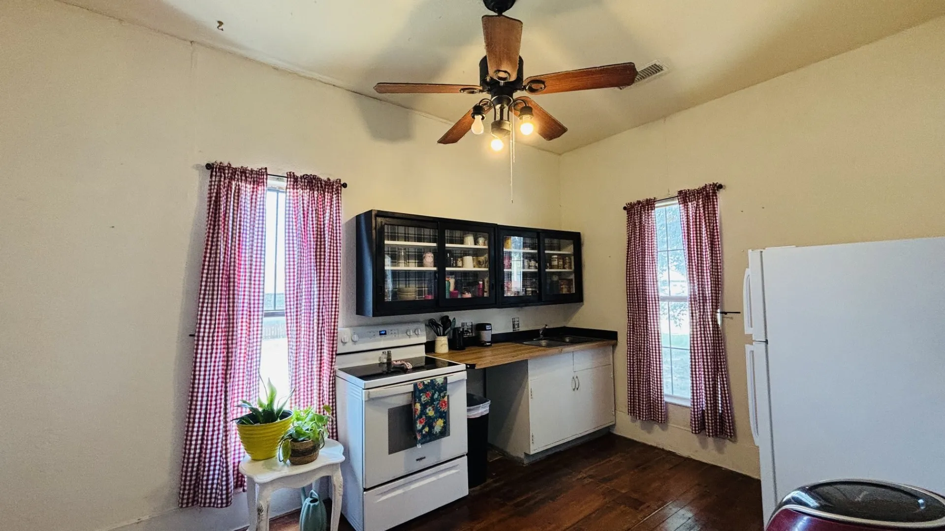 Single Family Residence For Sale in Collin County , 519 W Fm 545, Blue Ridge, Texas 75424, 3 Bedroom, 2 Bathroom, Garage spaces, 2,181 Sqft, built in 1945, mls#21314561, Real Estate Agent in Blue Ridge, Homes For Sale in Collin county, Homes For Sale in Blue Ridge, Realtor in Blue Ridge Texas, Real Estate Brokerage Independent Realty Texas, Luminita Cordes Realtor