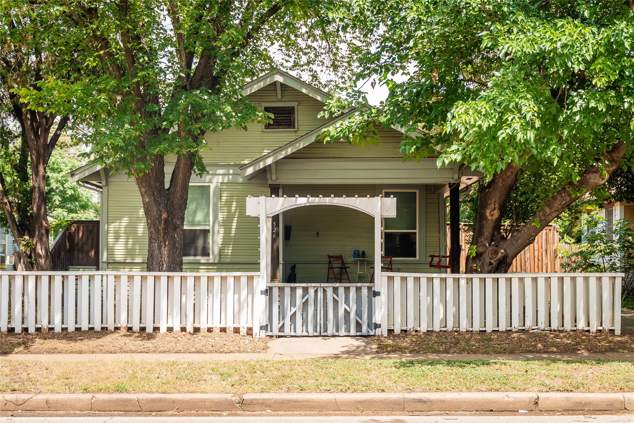 Single Family Residence For Sale in Dallas County , 526 S Edgefield Avenue, Dallas, Texas 75208, 2 Bedrooms, 2 Bathrooms, 2 Garage spaces, 1,288 Sqft, built in 1927, Price $425,000, mls#21335601, Real Estate Agent in Dallas, Homes For Sale in Dallas county, Homes For Sale in Dallas, Realtor in Dallas Texas, Real Estate Brokerage Independent Realty Texas, Luminita Cordes Realtor
