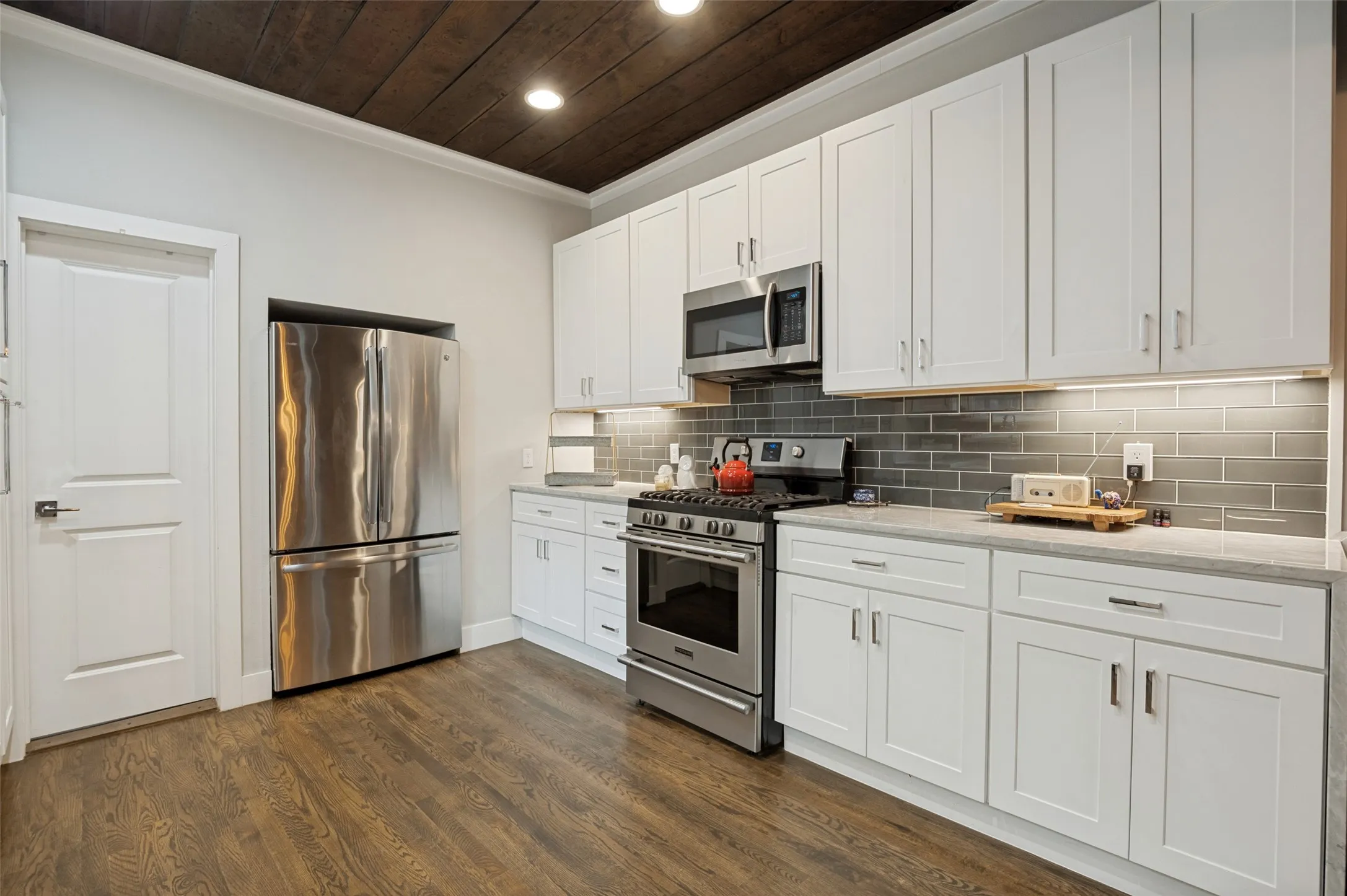 Single Family Residence For Sale in Dallas County , 526 S Edgefield Avenue, Dallas, Texas 75208, 2 Bedrooms, 2 Bathrooms, 2 Garage spaces, 1,288 Sqft, built in 1927, Price $425,000, mls#21335601, Real Estate Agent in Dallas, Homes For Sale in Dallas county, Homes For Sale in Dallas, Realtor in Dallas Texas, Real Estate Brokerage Independent Realty Texas, Luminita Cordes Realtor