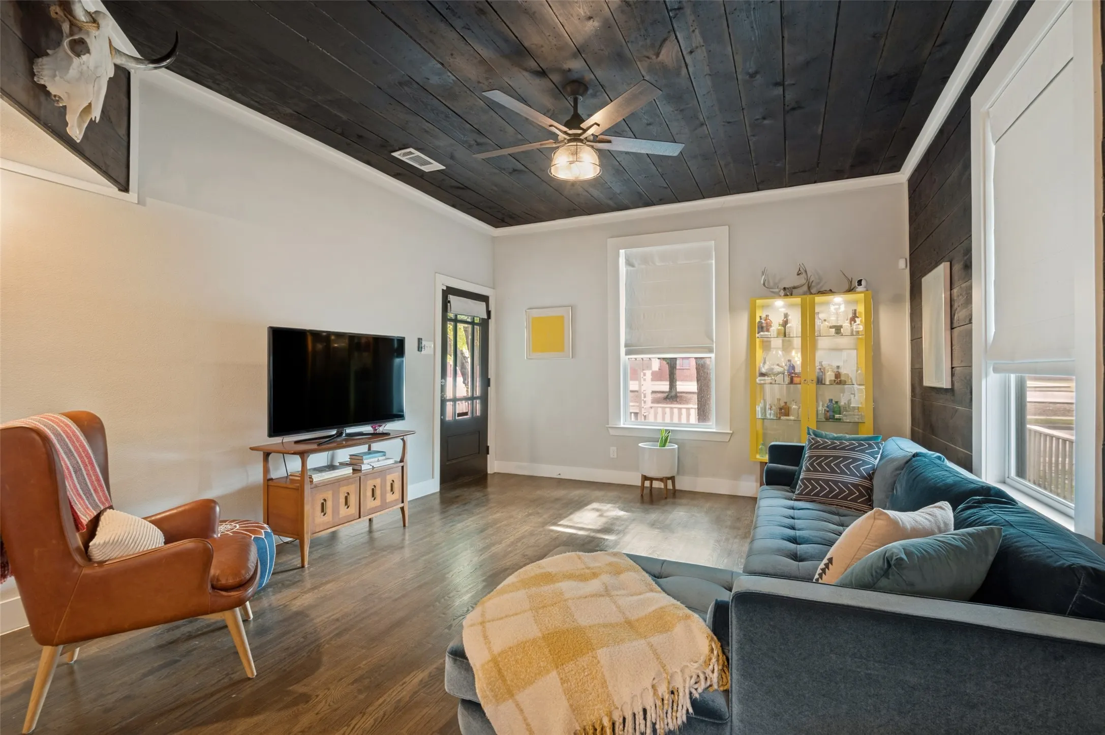 Single Family Residence For Sale in Dallas County , 526 S Edgefield Avenue, Dallas, Texas 75208, 2 Bedrooms, 2 Bathrooms, 2 Garage spaces, 1,288 Sqft, built in 1927, Price $425,000, mls#21335601, Real Estate Agent in Dallas, Homes For Sale in Dallas county, Homes For Sale in Dallas, Realtor in Dallas Texas, Real Estate Brokerage Independent Realty Texas, Luminita Cordes Realtor