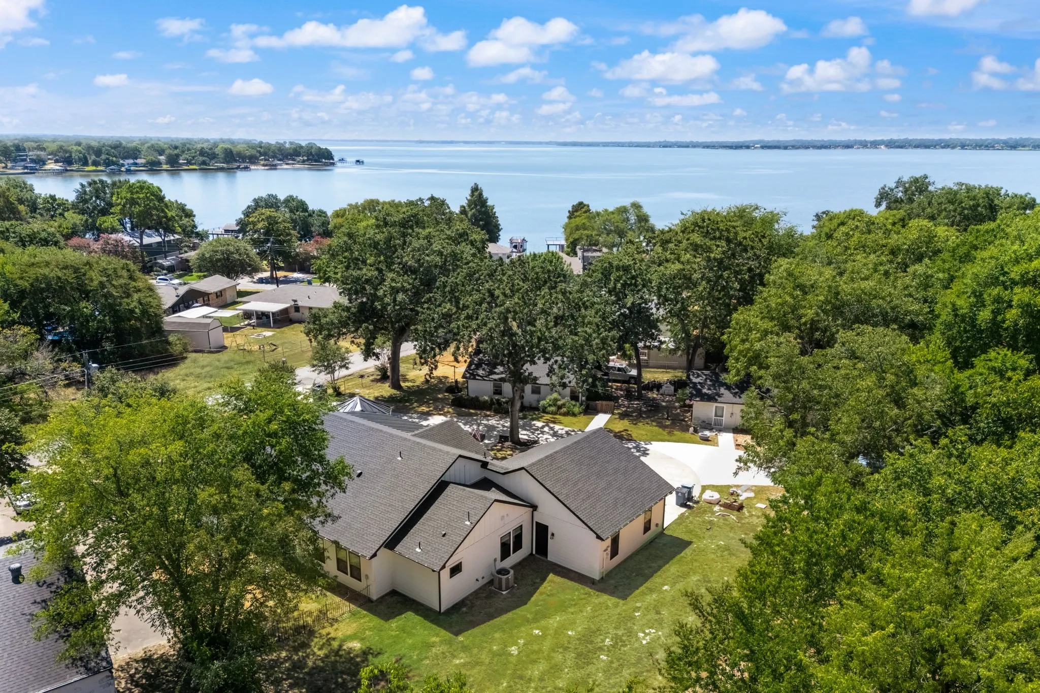 Single Family Residence For Sale in Henderson County , 131 Lakeway Lane, Gun Barrel City, Texas 75156, 6 Bedroom, 6 Bathroom, 3 Garage spaces, 4,300 Sqft, built in 2024, mls#21337766, Real Estate Agent in Gun Barrel City, Homes For Sale in Henderson county, Homes For Sale in Gun Barrel City, Realtor in Gun Barrel City Texas, Real Estate Brokerage Independent Realty Texas, Luminita Cordes Realtor