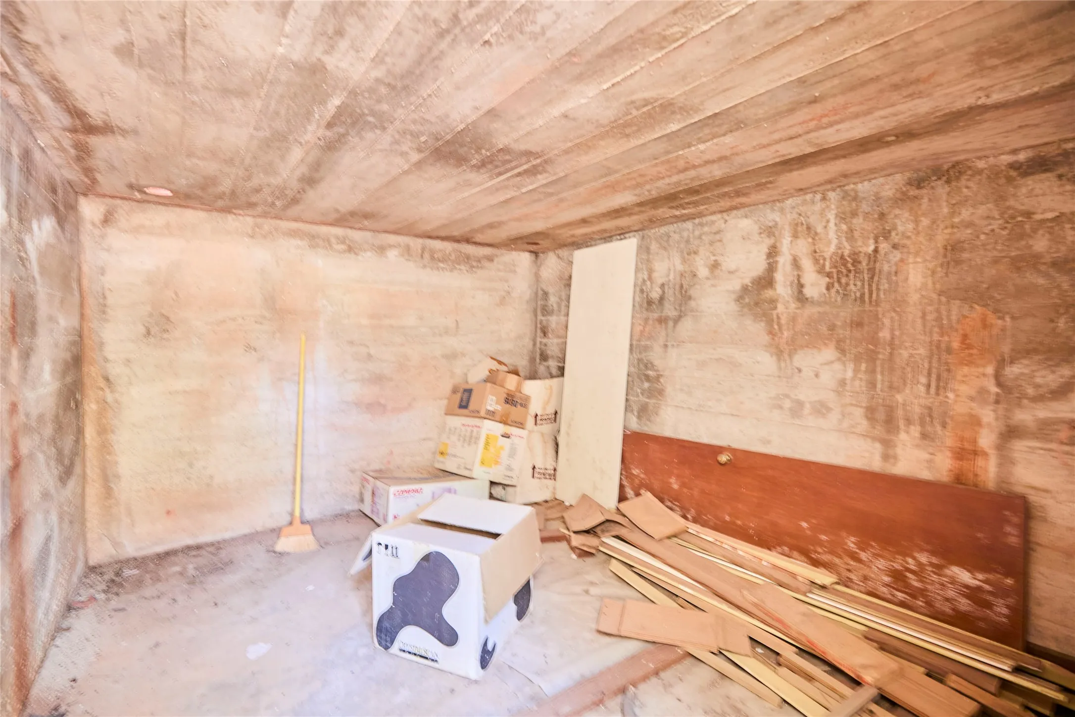 Tornado shelter