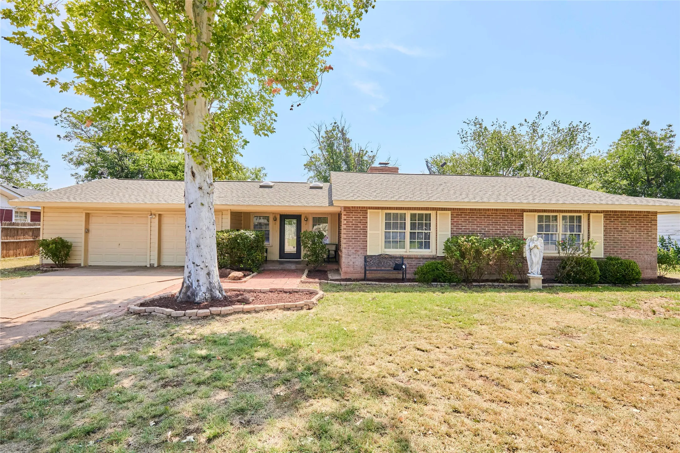 Single Family Residence For Sale in Taylor County , 1117 Lexington Avenue, Abilene, Texas 79605, 4 Bedroom, 3 Bathroom, 2 Garage spaces, 3,495 Sqft, built in 1951, mls#21337942, Real Estate Agent in Abilene, Homes For Sale in Taylor county, Homes For Sale in Abilene, Realtor in Abilene Texas, Real Estate Brokerage Independent Realty Texas, Luminita Cordes Realtor