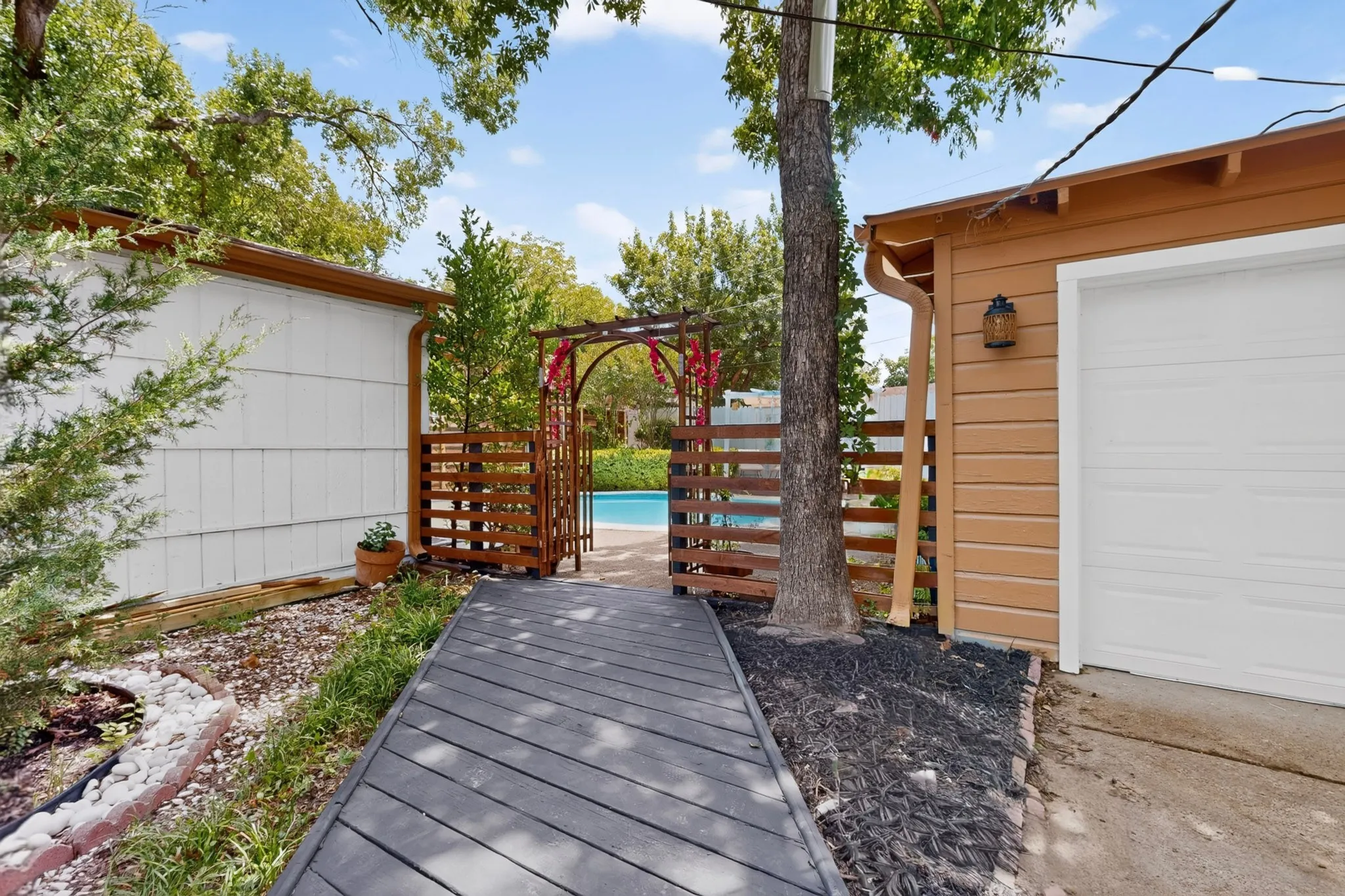 Single Family Residence For Sale in Dallas County , 10520 Lippitt Avenue, Dallas, Texas 75218, 3 Bedroom, 2 Bathroom, 1 Garage spaces, 1,803 Sqft, built in 1956, mls#21337943, Real Estate Agent in Dallas, Homes For Sale in Dallas county, Homes For Sale in Dallas, Realtor in Dallas Texas, Real Estate Brokerage Independent Realty Texas, Luminita Cordes Realtor