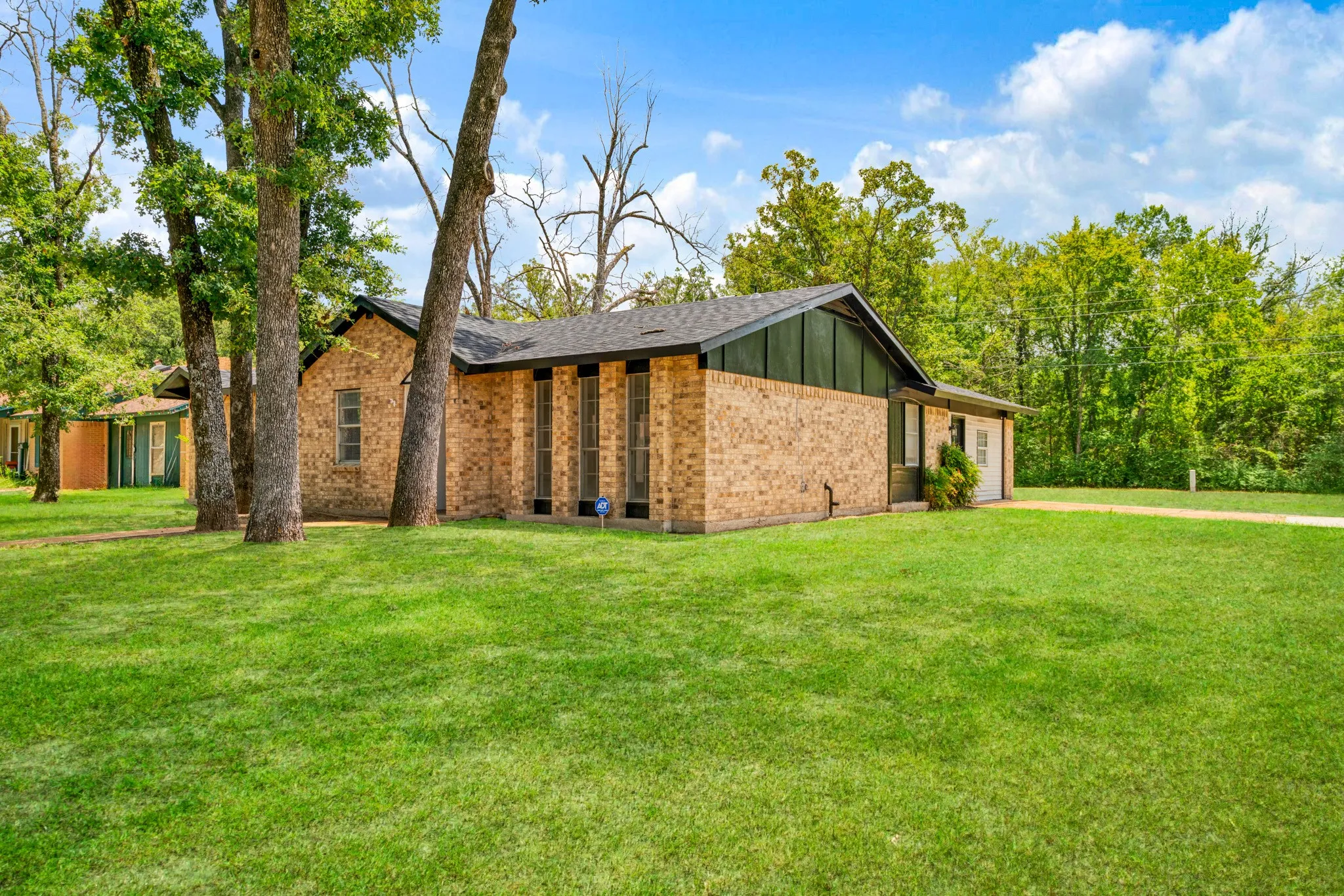 Single Family Residence For Sale in Lamar County , 3545 W Houston Street, Paris, Texas 75460, 4 Bedroom, 2 Bathroom, Garage spaces, 1,687 Sqft, built in 1967, mls#21333379, Real Estate Agent in Paris, Homes For Sale in Lamar county, Homes For Sale in Paris, Realtor in Paris Texas, Real Estate Brokerage Independent Realty Texas, Luminita Cordes Realtor