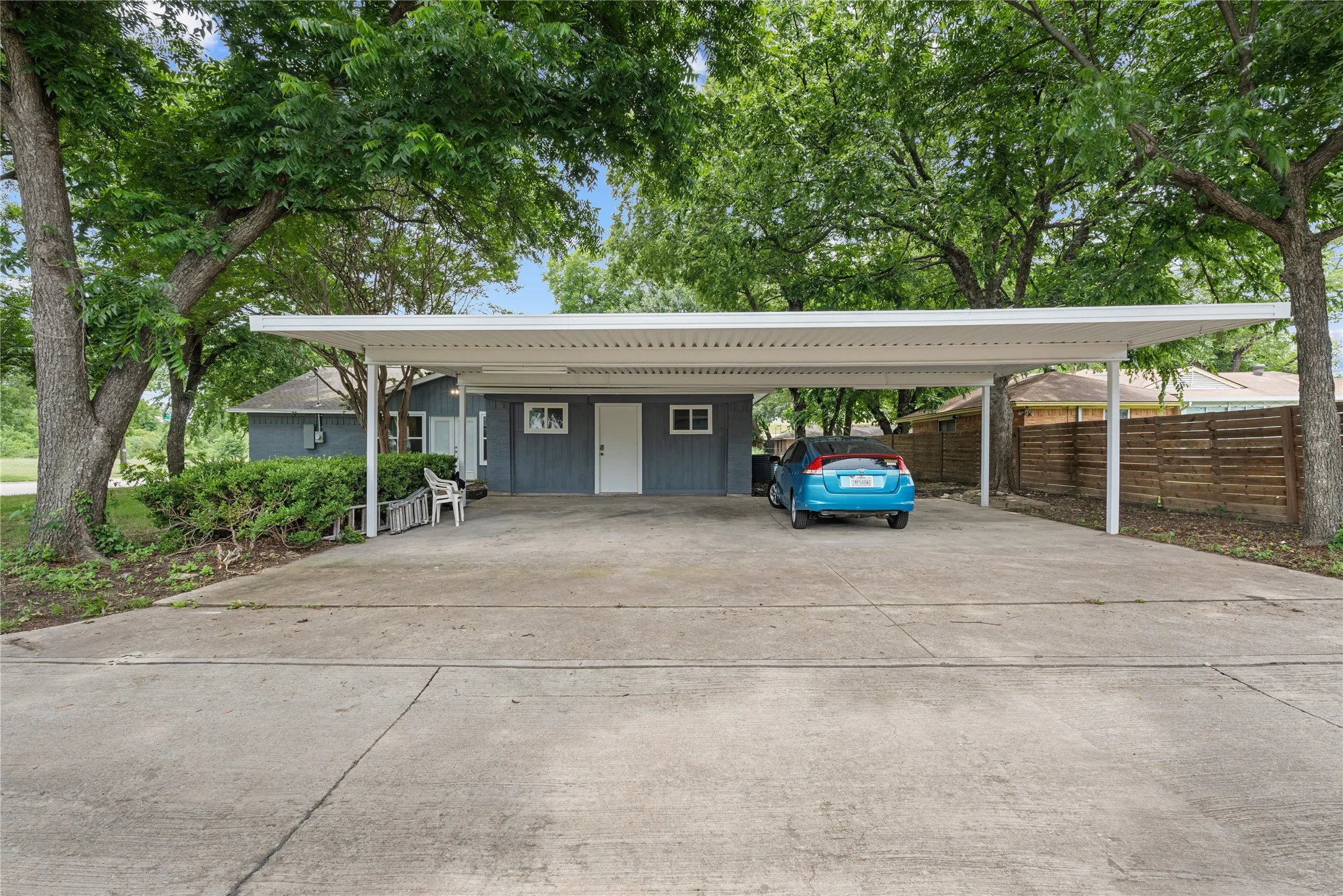 Single Family Residence For Sale in Dallas County , 702 Austrian Road, Grand Prairie, Texas 75050, 3 Bedroom, 2 Bathroom, Garage spaces, 2,233 Sqft, built in 1960, mls#21337381, Real Estate Agent in Grand Prairie, Homes For Sale in Dallas county, Homes For Sale in Grand Prairie, Realtor in Grand Prairie Texas, Real Estate Brokerage Independent Realty Texas, Luminita Cordes Realtor