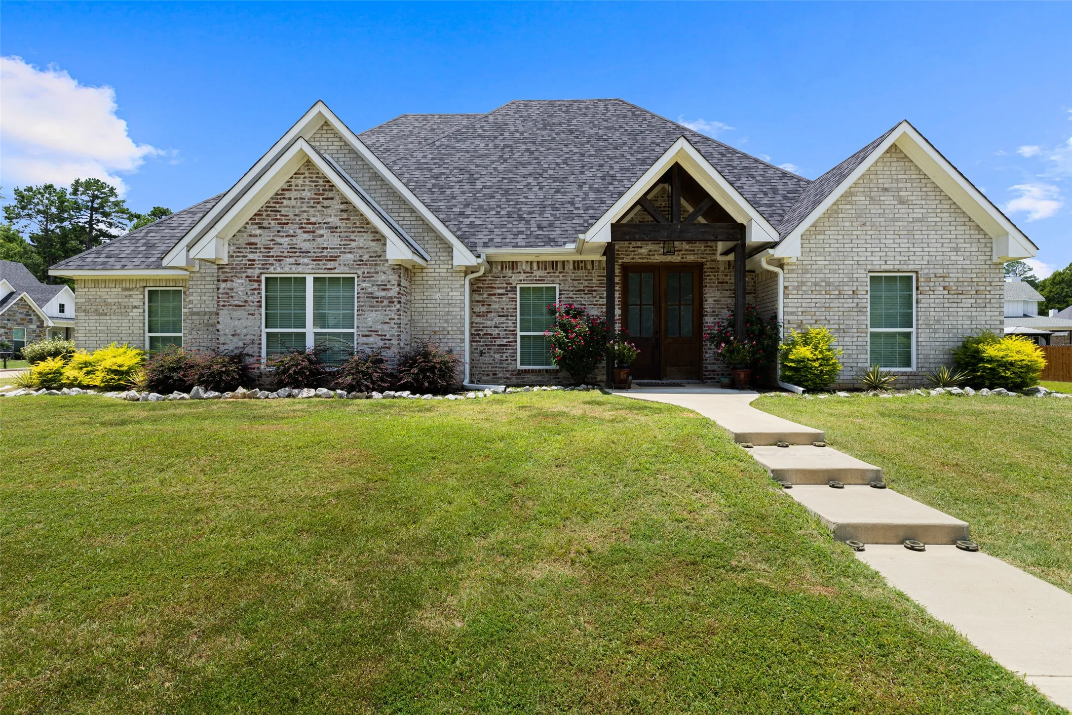 Single Family Residence For Sale in Panola County , 168 Stonegate, Carthage, Texas 75633, 4 Bedroom, 4 Bathroom, 2 Garage spaces, 2,712 Sqft, built in 2022, mls#21337961, Real Estate Agent in Carthage, Homes For Sale in Panola county, Homes For Sale in Carthage, Realtor in Carthage Texas, Real Estate Brokerage Independent Realty Texas, Luminita Cordes Realtor