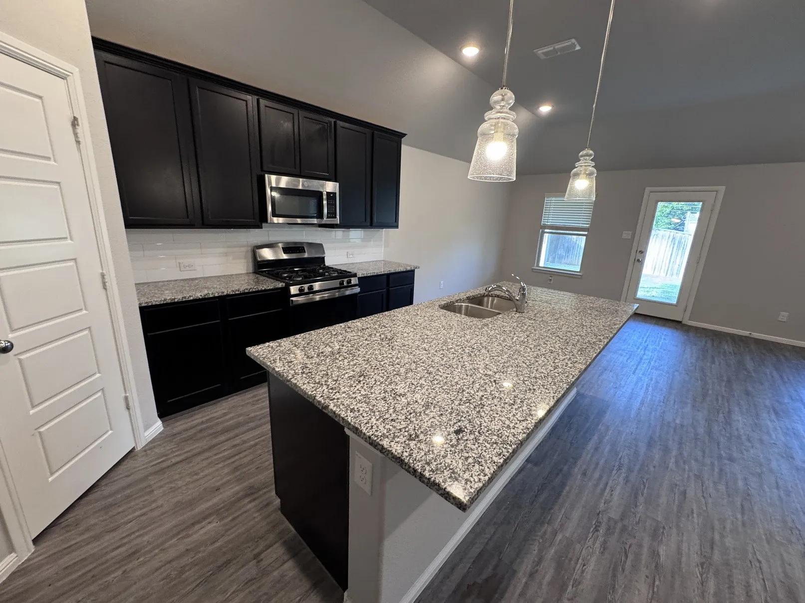 Single Family Residence For Sale in Johnson County , 1323 Rosler Street, Mansfield, Texas 76063, 4 Bedroom, 3 Bathroom, 2 Garage spaces, 2,134 Sqft, built in 2022, mls#21337963, Real Estate Agent in Mansfield, Homes For Sale in Johnson county, Homes For Sale in Mansfield, Realtor in Mansfield Texas, Real Estate Brokerage Independent Realty Texas, Luminita Cordes Realtor