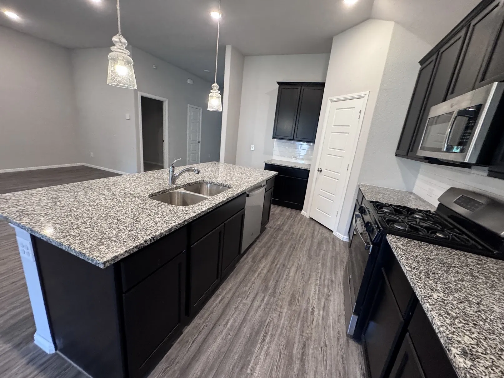 Single Family Residence For Sale in Johnson County , 1323 Rosler Street, Mansfield, Texas 76063, 4 Bedroom, 3 Bathroom, 2 Garage spaces, 2,134 Sqft, built in 2022, mls#21337963, Real Estate Agent in Mansfield, Homes For Sale in Johnson county, Homes For Sale in Mansfield, Realtor in Mansfield Texas, Real Estate Brokerage Independent Realty Texas, Luminita Cordes Realtor