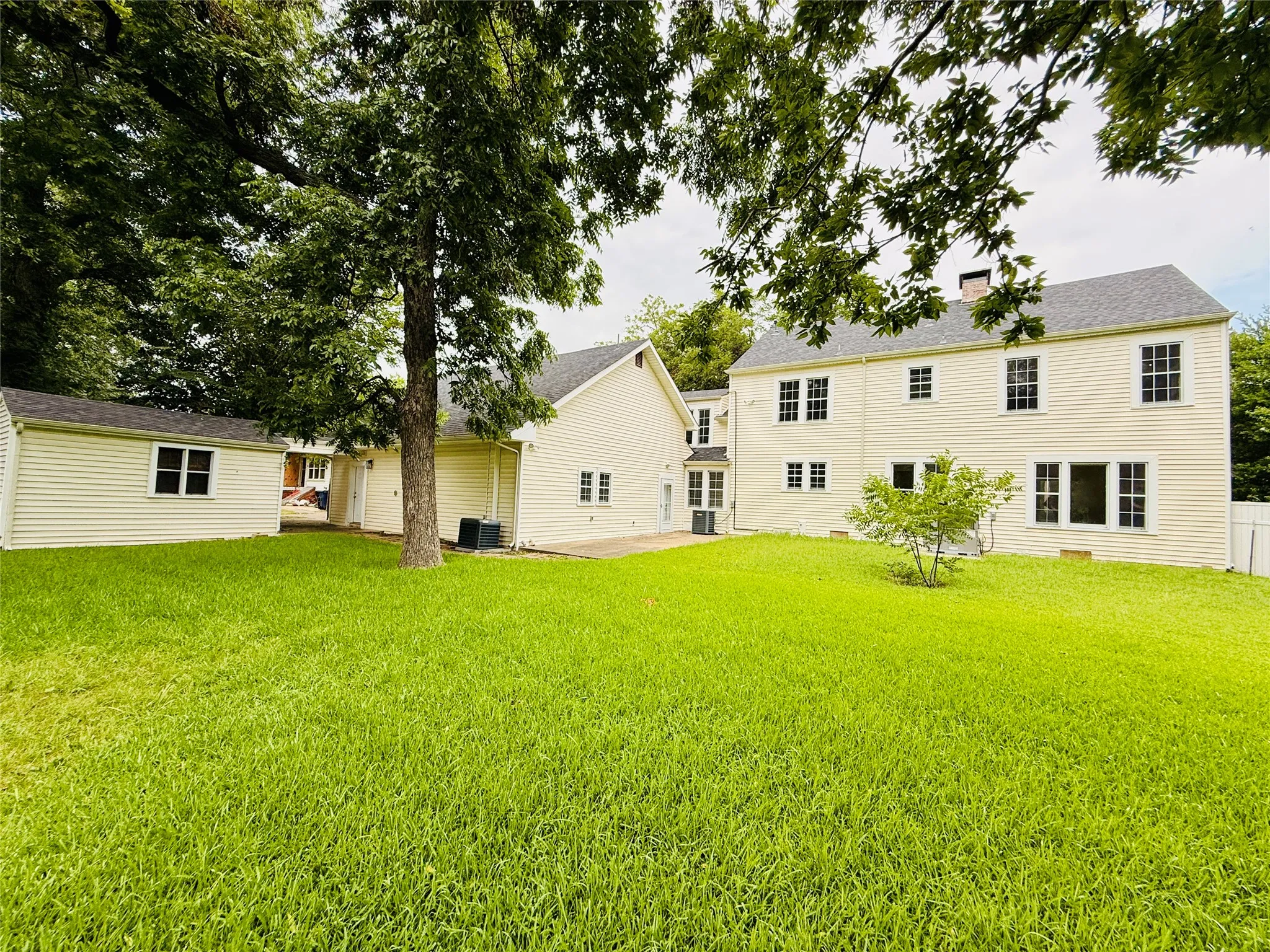 Single Family Residence For Sale in Hunt County , 2025 Walworth Street, Greenville, Texas 75401, 4 Bedroom, 4 Bathroom, 2 Garage spaces, 3,559 Sqft, built in 1920, mls#21332602, Real Estate Agent in Greenville, Homes For Sale in Hunt county, Homes For Sale in Greenville, Realtor in Greenville Texas, Real Estate Brokerage Independent Realty Texas, Luminita Cordes Realtor