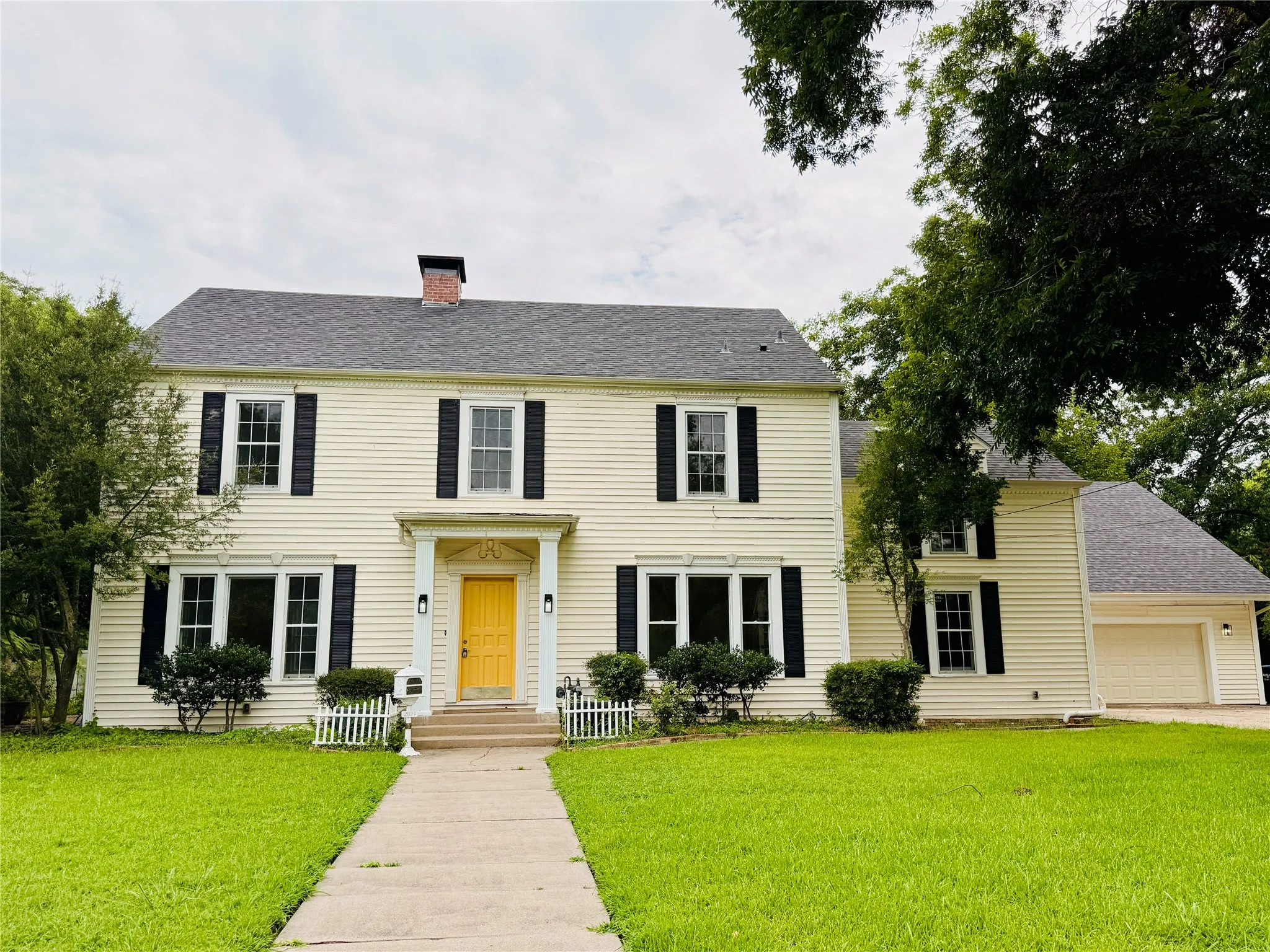 Single Family Residence For Sale in Hunt County , 2025 Walworth Street, Greenville, Texas 75401, 4 Bedroom, 4 Bathroom, 2 Garage spaces, 3,559 Sqft, built in 1920, mls#21332602, Real Estate Agent in Greenville, Homes For Sale in Hunt county, Homes For Sale in Greenville, Realtor in Greenville Texas, Real Estate Brokerage Independent Realty Texas, Luminita Cordes Realtor
