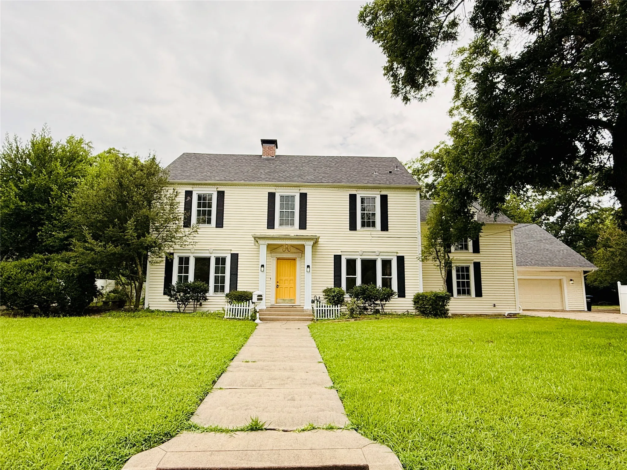 Single Family Residence For Sale in Hunt County , 2025 Walworth Street, Greenville, Texas 75401, 4 Bedroom, 4 Bathroom, 2 Garage spaces, 3,559 Sqft, built in 1920, mls#21332602, Real Estate Agent in Greenville, Homes For Sale in Hunt county, Homes For Sale in Greenville, Realtor in Greenville Texas, Real Estate Brokerage Independent Realty Texas, Luminita Cordes Realtor