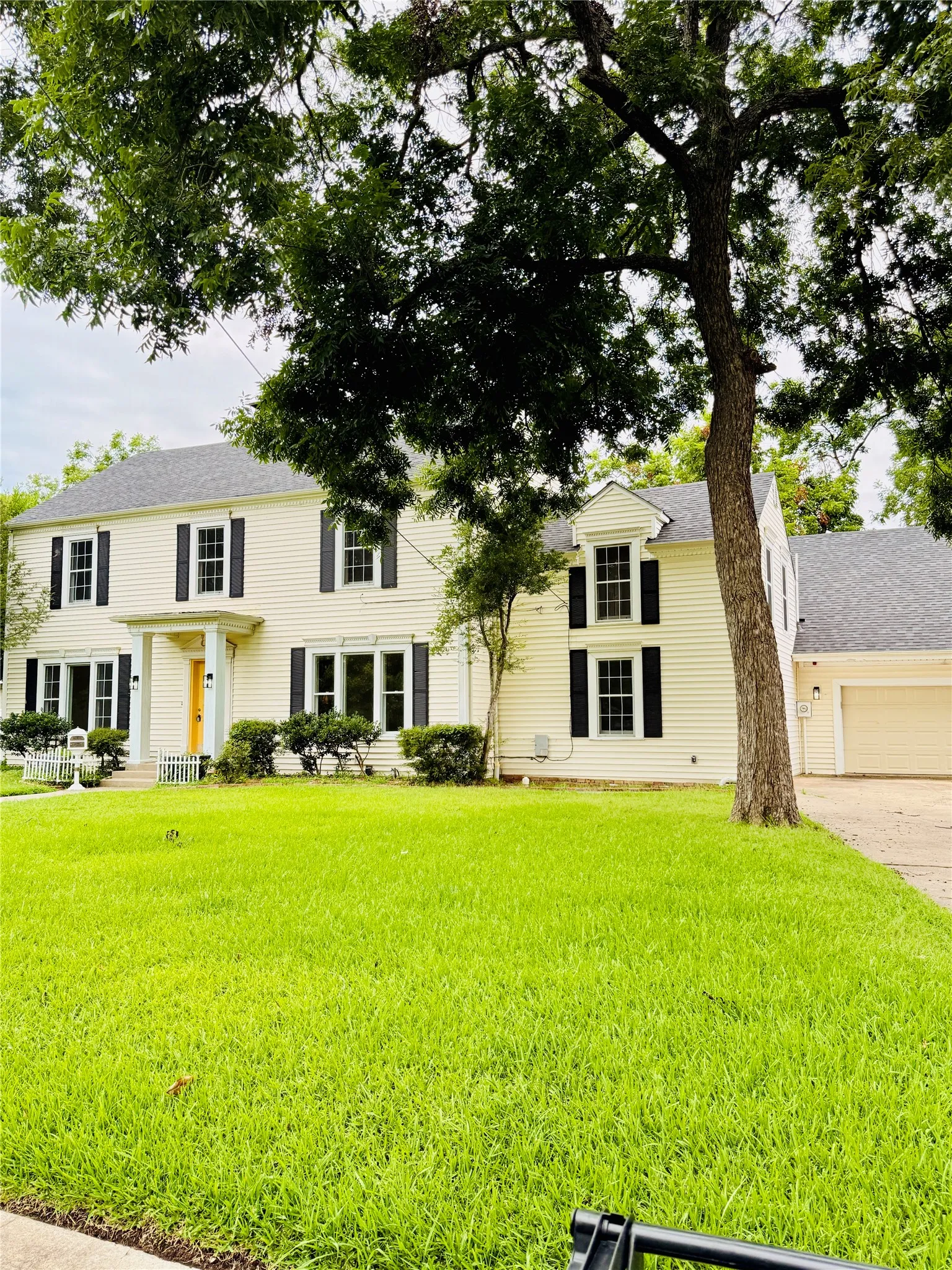 Single Family Residence For Sale in Hunt County , 2025 Walworth Street, Greenville, Texas 75401, 4 Bedroom, 4 Bathroom, 2 Garage spaces, 3,559 Sqft, built in 1920, mls#21332602, Real Estate Agent in Greenville, Homes For Sale in Hunt county, Homes For Sale in Greenville, Realtor in Greenville Texas, Real Estate Brokerage Independent Realty Texas, Luminita Cordes Realtor