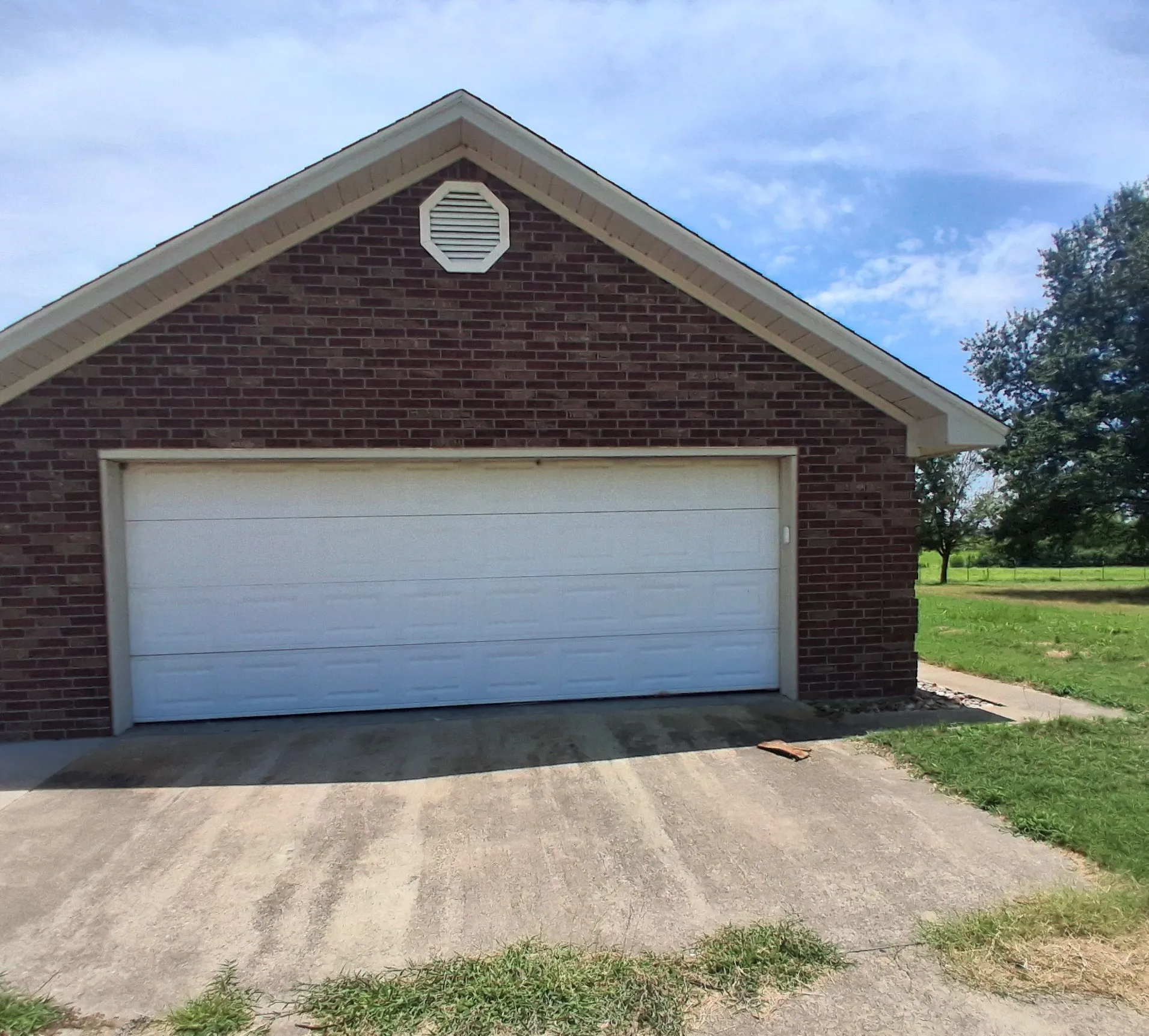 Single Family Residence For Sale in Franklin (TX) County , 511 County Road Sw 3010, Mount Vernon, Texas 75457, 3 Bedroom, 3 Bathroom, 4 Garage spaces, 4,242 Sqft, built in 2001, mls#21336424, Real Estate Agent in Mount Vernon, Homes For Sale in Franklin (TX) county, Homes For Sale in Mount Vernon, Realtor in Mount Vernon Texas, Real Estate Brokerage Independent Realty Texas, Luminita Cordes Realtor
