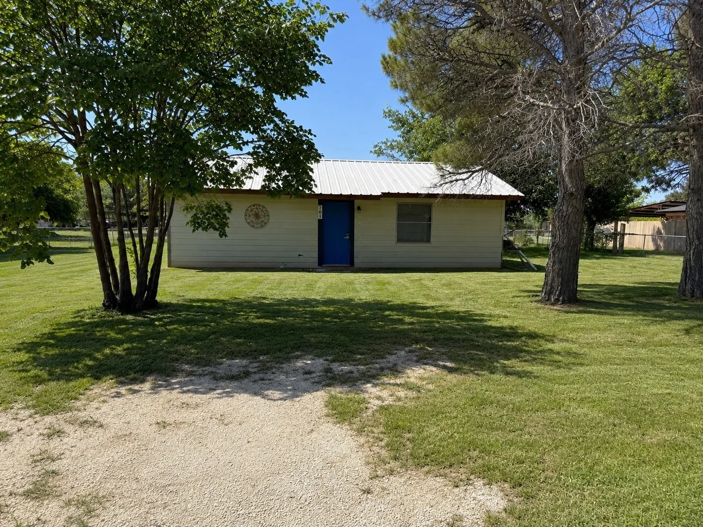 Single Family Residence For Sale in Callahan County , 201 Sandy Lane, Clyde, Texas 79510, 1 Bedroom, 1 Bathroom, Garage spaces, 864 Sqft, built in 1982, mls#21337948, Real Estate Agent in Clyde, Homes For Sale in Callahan county, Homes For Sale in Clyde, Realtor in Clyde Texas, Real Estate Brokerage Independent Realty Texas, Luminita Cordes Realtor