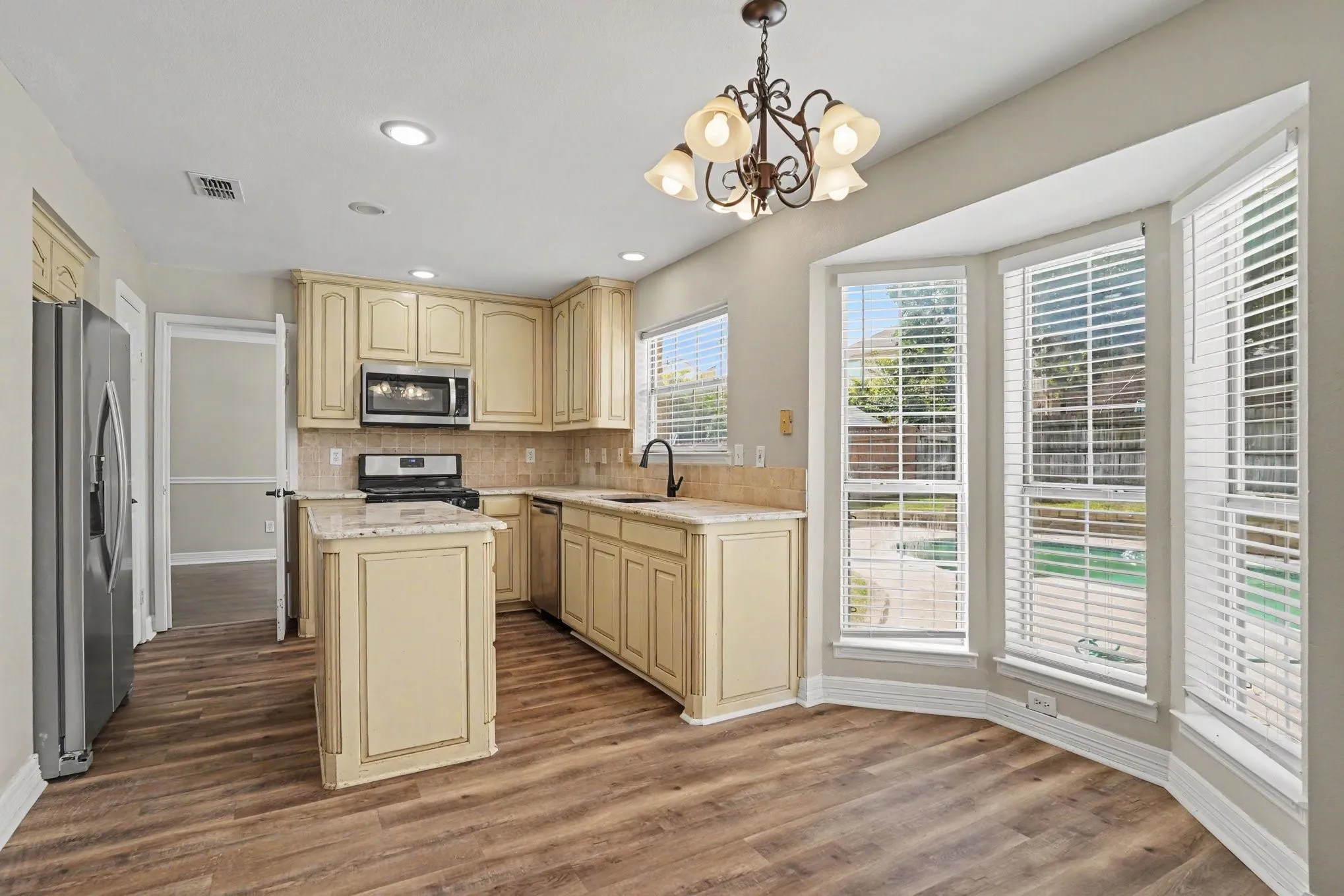 Single Family Residence For Sale in Tarrant County , 5400 Crater Lake Drive, Fort Worth, Texas 76137, 3 Bedroom, 3 Bathroom, 2 Garage spaces, 2,017 Sqft, built in 1992, mls#21336892, Real Estate Agent in Fort Worth, Homes For Sale in Tarrant county, Homes For Sale in Fort Worth, Realtor in Fort Worth Texas, Real Estate Brokerage Independent Realty Texas, Luminita Cordes Realtor