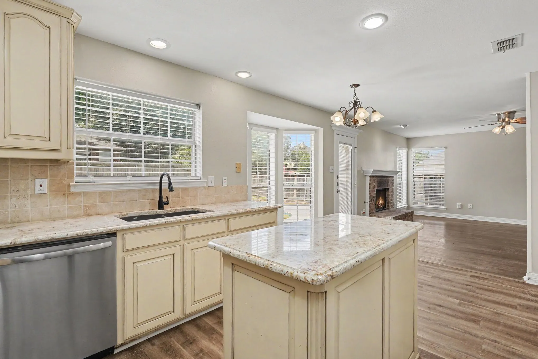 Single Family Residence For Sale in Tarrant County , 5400 Crater Lake Drive, Fort Worth, Texas 76137, 3 Bedroom, 3 Bathroom, 2 Garage spaces, 2,017 Sqft, built in 1992, mls#21336892, Real Estate Agent in Fort Worth, Homes For Sale in Tarrant county, Homes For Sale in Fort Worth, Realtor in Fort Worth Texas, Real Estate Brokerage Independent Realty Texas, Luminita Cordes Realtor