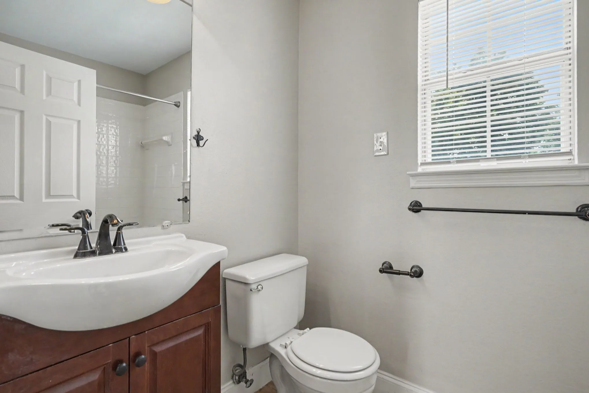 Single Family Residence For Sale in Tarrant County , 5400 Crater Lake Drive, Fort Worth, Texas 76137, 3 Bedroom, 3 Bathroom, 2 Garage spaces, 2,017 Sqft, built in 1992, mls#21336892, Real Estate Agent in Fort Worth, Homes For Sale in Tarrant county, Homes For Sale in Fort Worth, Realtor in Fort Worth Texas, Real Estate Brokerage Independent Realty Texas, Luminita Cordes Realtor