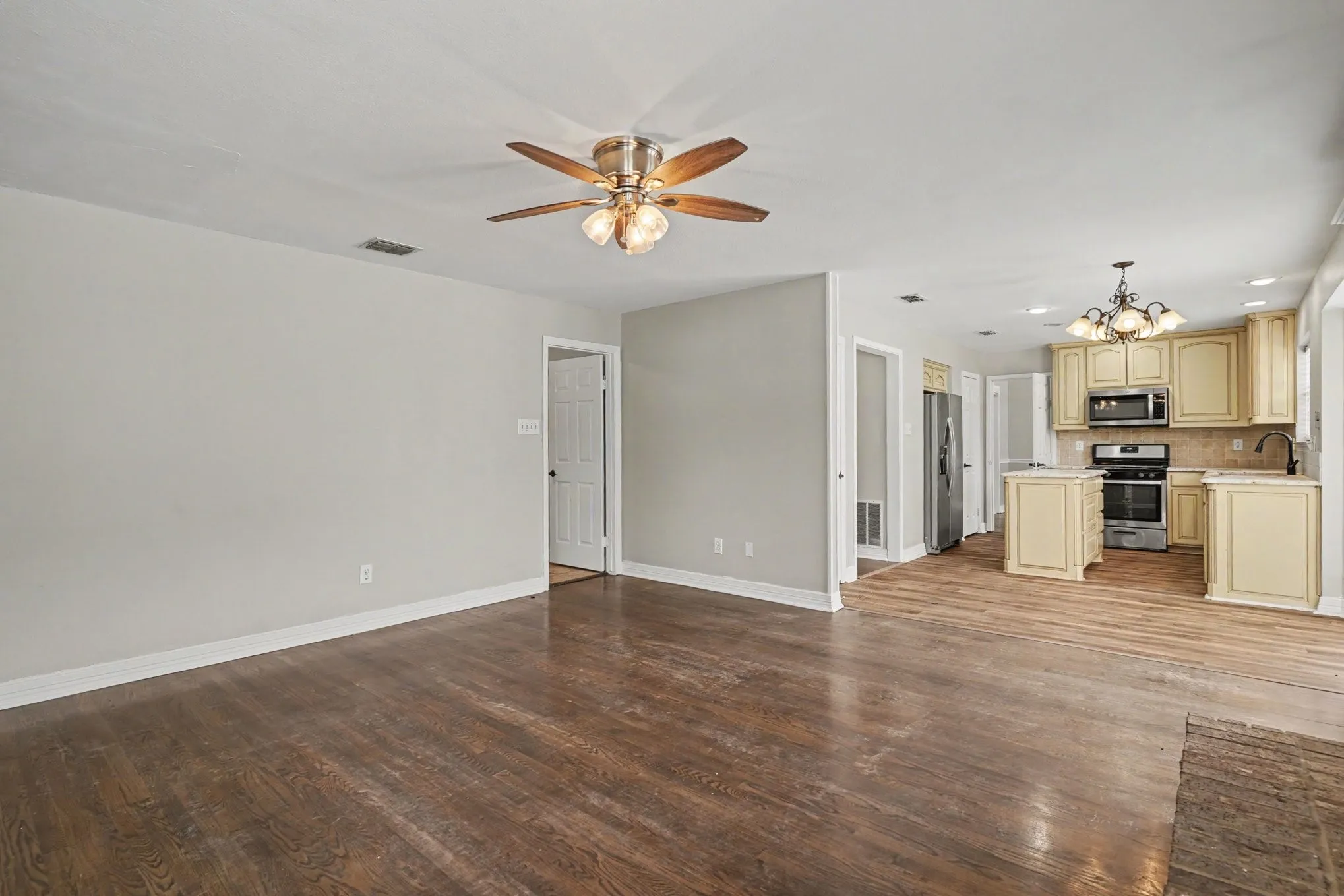 Single Family Residence For Sale in Tarrant County , 5400 Crater Lake Drive, Fort Worth, Texas 76137, 3 Bedroom, 3 Bathroom, 2 Garage spaces, 2,017 Sqft, built in 1992, mls#21336892, Real Estate Agent in Fort Worth, Homes For Sale in Tarrant county, Homes For Sale in Fort Worth, Realtor in Fort Worth Texas, Real Estate Brokerage Independent Realty Texas, Luminita Cordes Realtor