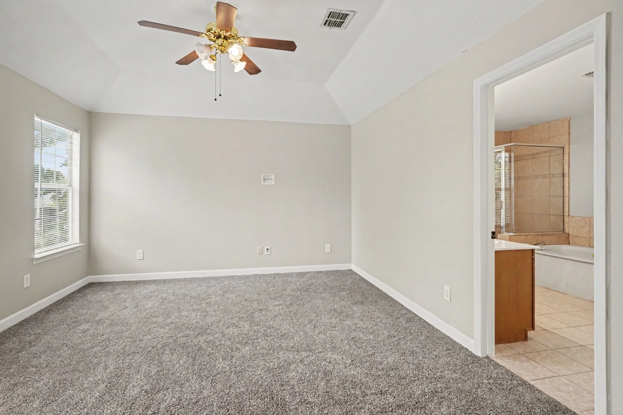Single Family Residence For Sale in Tarrant County , 5400 Crater Lake Drive, Fort Worth, Texas 76137, 3 Bedroom, 3 Bathroom, 2 Garage spaces, 2,017 Sqft, built in 1992, mls#21336892, Real Estate Agent in Fort Worth, Homes For Sale in Tarrant county, Homes For Sale in Fort Worth, Realtor in Fort Worth Texas, Real Estate Brokerage Independent Realty Texas, Luminita Cordes Realtor