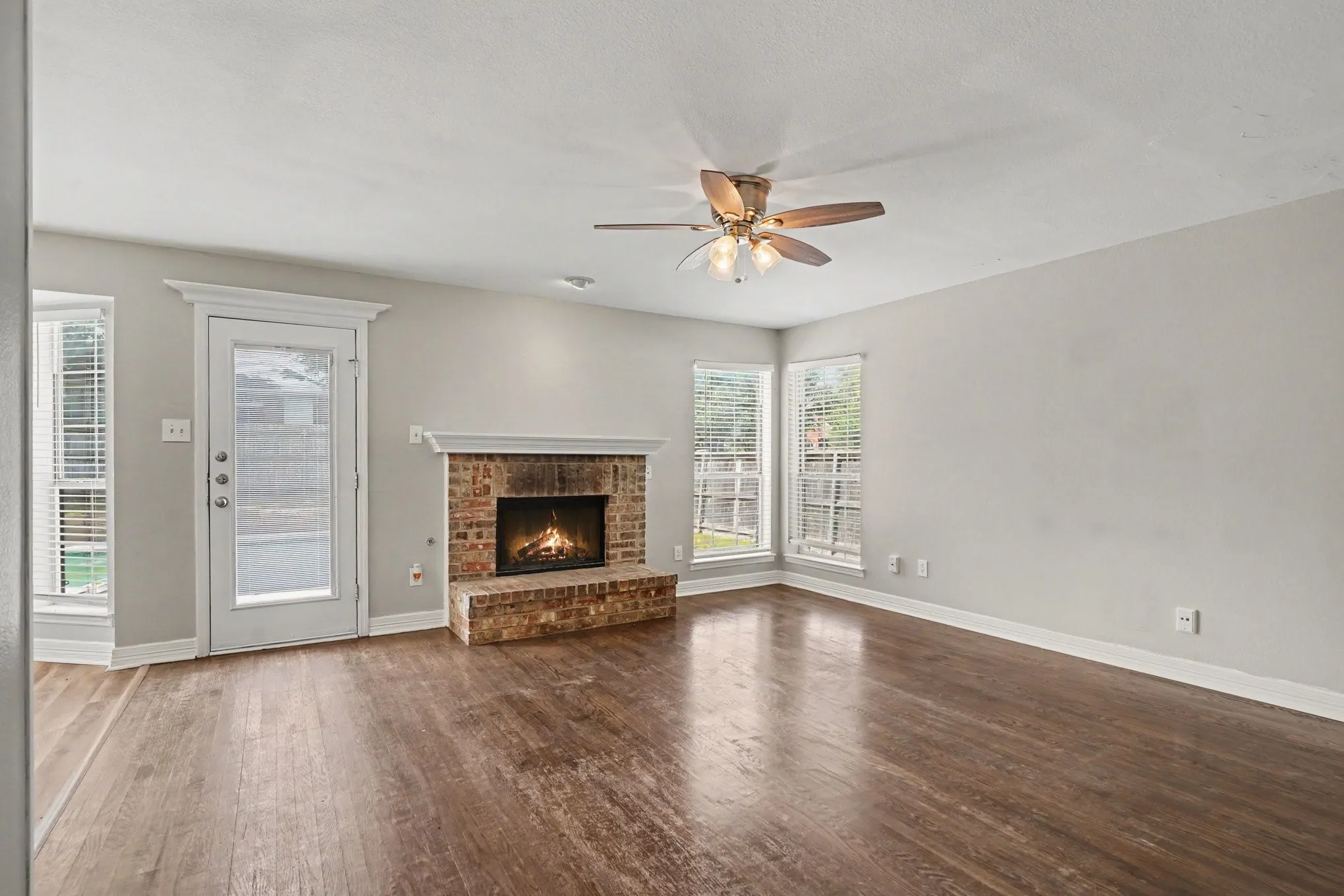 Single Family Residence For Sale in Tarrant County , 5400 Crater Lake Drive, Fort Worth, Texas 76137, 3 Bedroom, 3 Bathroom, 2 Garage spaces, 2,017 Sqft, built in 1992, mls#21336892, Real Estate Agent in Fort Worth, Homes For Sale in Tarrant county, Homes For Sale in Fort Worth, Realtor in Fort Worth Texas, Real Estate Brokerage Independent Realty Texas, Luminita Cordes Realtor