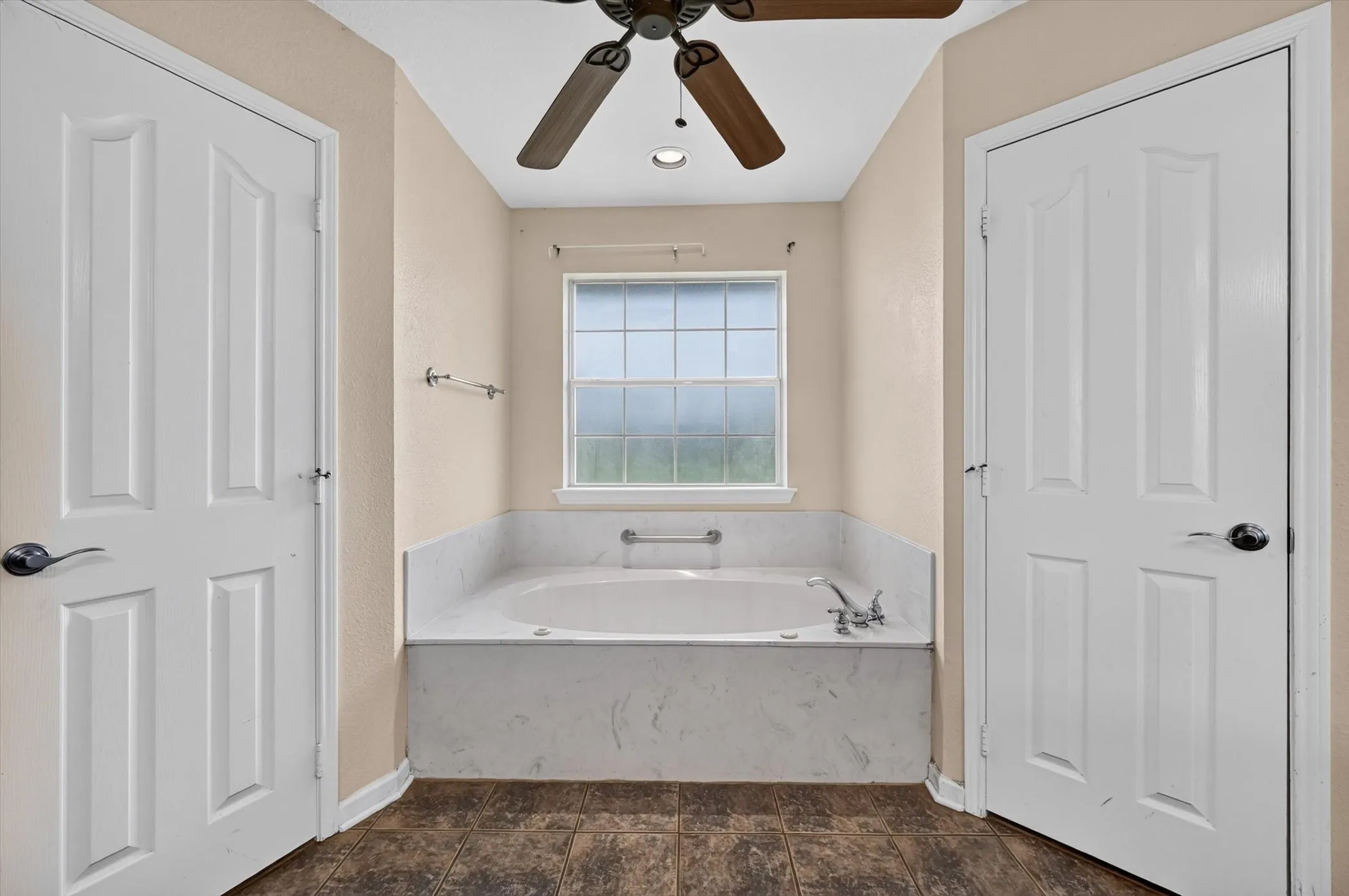 Single Family Residence For Sale in Kaufman County , 11112 Prairie Lakes Lane, Forney, Texas 75126, 4 Bedroom, 2 Bathroom, 2 Garage spaces, 2,164 Sqft, built in 2002, mls#21338018, Real Estate Agent in Forney, Homes For Sale in Kaufman county, Homes For Sale in Forney, Realtor in Forney Texas, Real Estate Brokerage Independent Realty Texas, Luminita Cordes Realtor