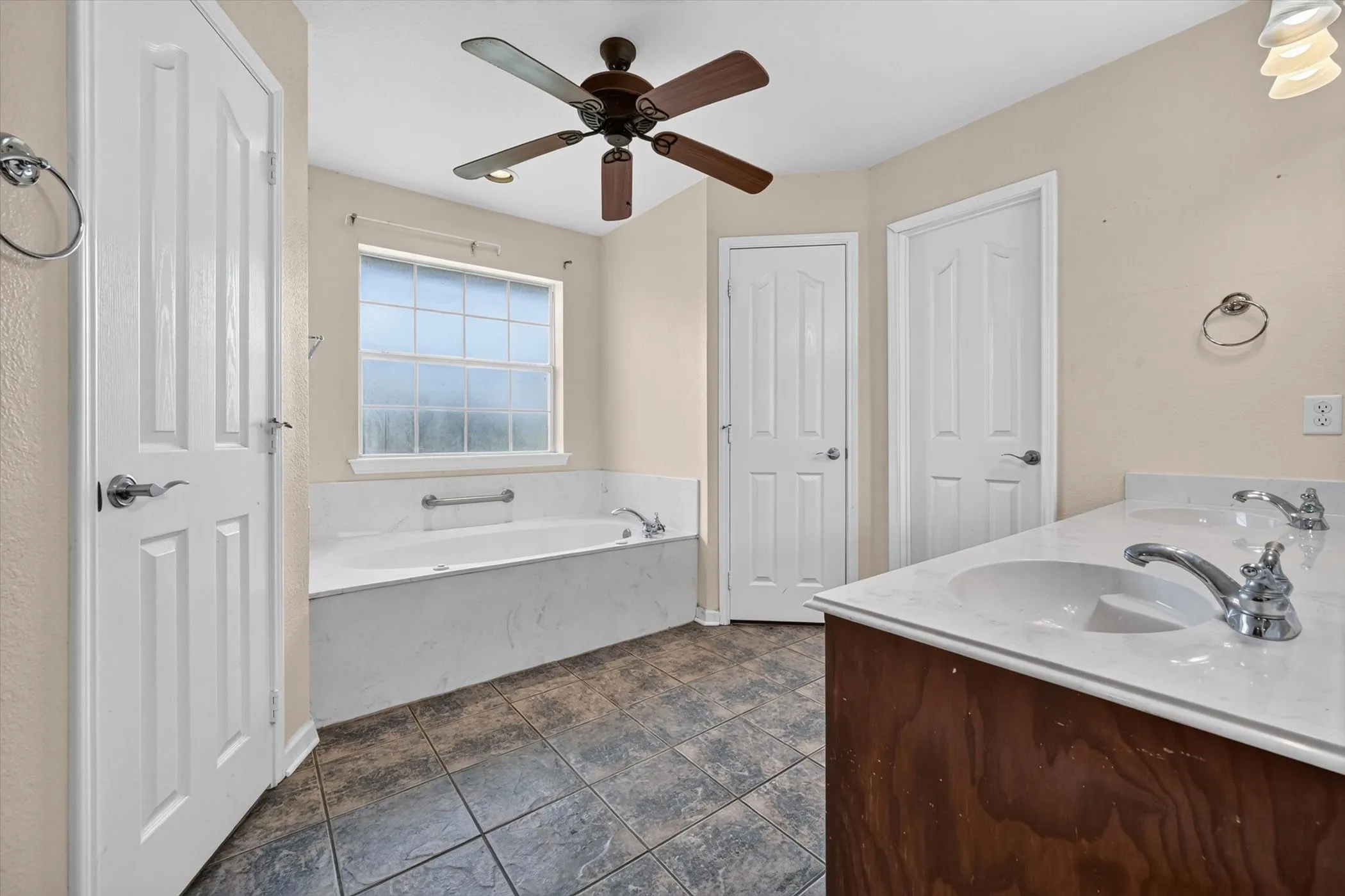 Single Family Residence For Sale in Kaufman County , 11112 Prairie Lakes Lane, Forney, Texas 75126, 4 Bedroom, 2 Bathroom, 2 Garage spaces, 2,164 Sqft, built in 2002, mls#21338018, Real Estate Agent in Forney, Homes For Sale in Kaufman county, Homes For Sale in Forney, Realtor in Forney Texas, Real Estate Brokerage Independent Realty Texas, Luminita Cordes Realtor