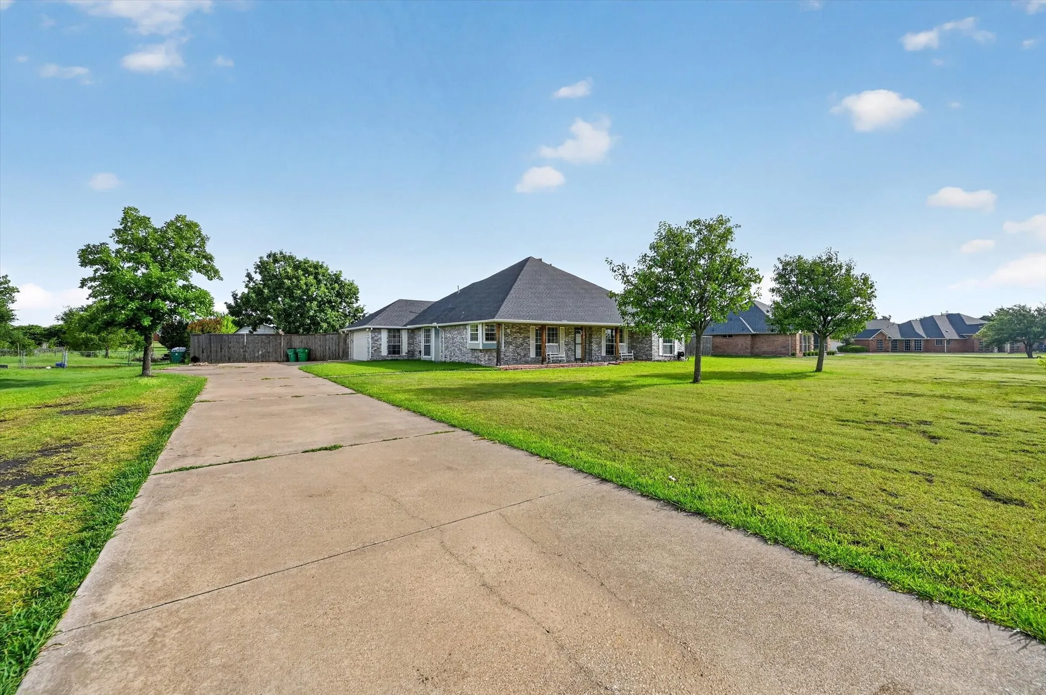 Single Family Residence For Sale in Kaufman County , 11112 Prairie Lakes Lane, Forney, Texas 75126, 4 Bedroom, 2 Bathroom, 2 Garage spaces, 2,164 Sqft, built in 2002, mls#21338018, Real Estate Agent in Forney, Homes For Sale in Kaufman county, Homes For Sale in Forney, Realtor in Forney Texas, Real Estate Brokerage Independent Realty Texas, Luminita Cordes Realtor