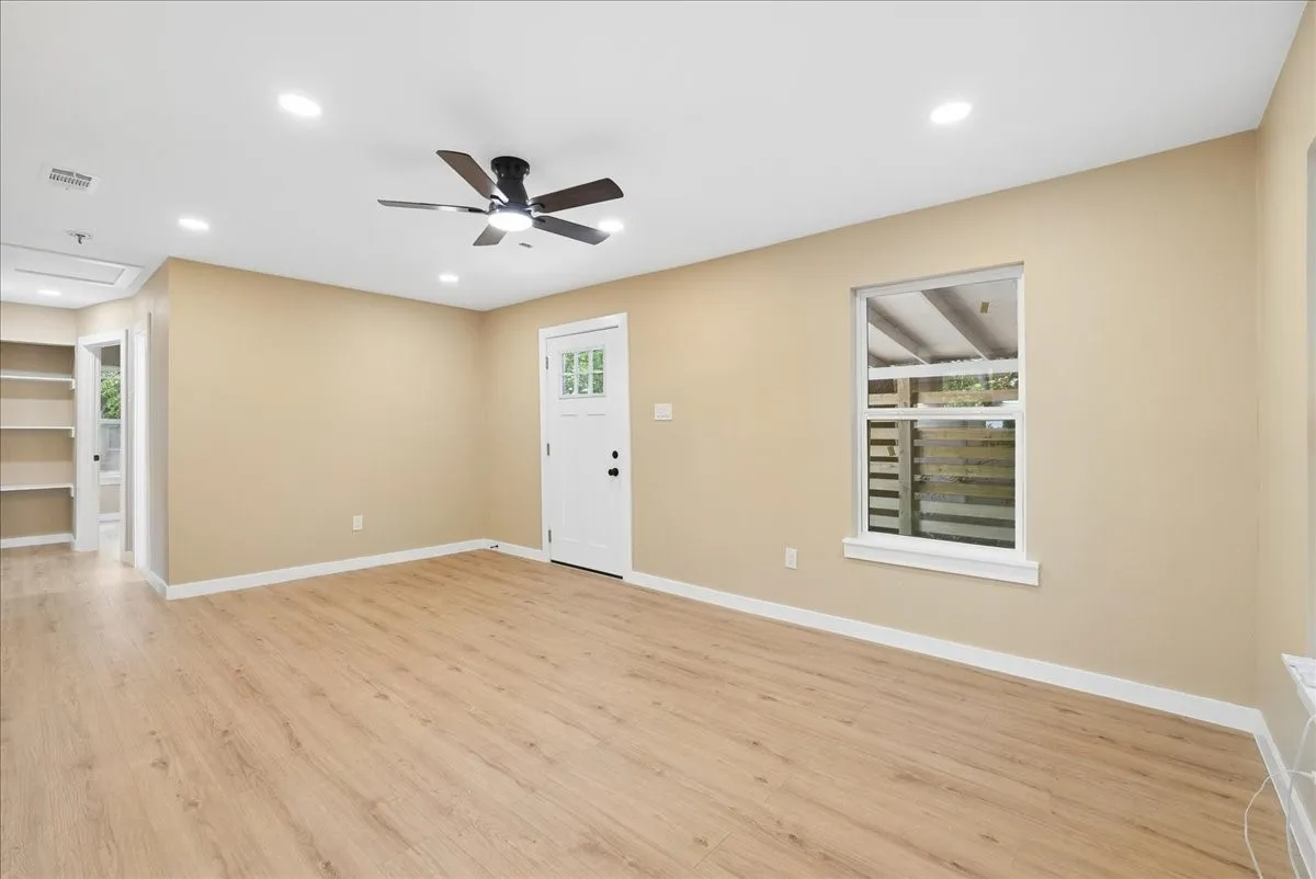 Single Family Residence For Sale in Ellis County , 116 Opal Street, Waxahachie, Texas 75165, 3 Bedroom, 2 Bathroom, Garage spaces, 1,025 Sqft, built in 1965, mls#21338030, Real Estate Agent in Waxahachie, Homes For Sale in Ellis county, Homes For Sale in Waxahachie, Realtor in Waxahachie Texas, Real Estate Brokerage Independent Realty Texas, Luminita Cordes Realtor