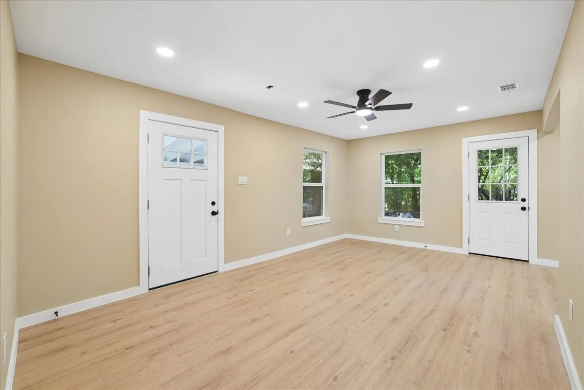 Single Family Residence For Sale in Ellis County , 116 Opal Street, Waxahachie, Texas 75165, 3 Bedroom, 2 Bathroom, Garage spaces, 1,025 Sqft, built in 1965, mls#21338030, Real Estate Agent in Waxahachie, Homes For Sale in Ellis county, Homes For Sale in Waxahachie, Realtor in Waxahachie Texas, Real Estate Brokerage Independent Realty Texas, Luminita Cordes Realtor