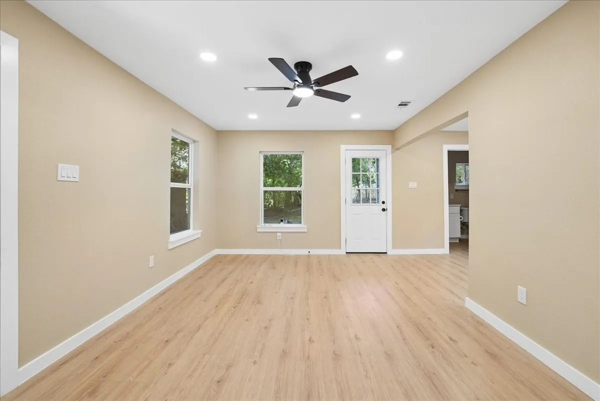 Single Family Residence For Sale in Ellis County , 116 Opal Street, Waxahachie, Texas 75165, 3 Bedroom, 2 Bathroom, Garage spaces, 1,025 Sqft, built in 1965, mls#21338030, Real Estate Agent in Waxahachie, Homes For Sale in Ellis county, Homes For Sale in Waxahachie, Realtor in Waxahachie Texas, Real Estate Brokerage Independent Realty Texas, Luminita Cordes Realtor