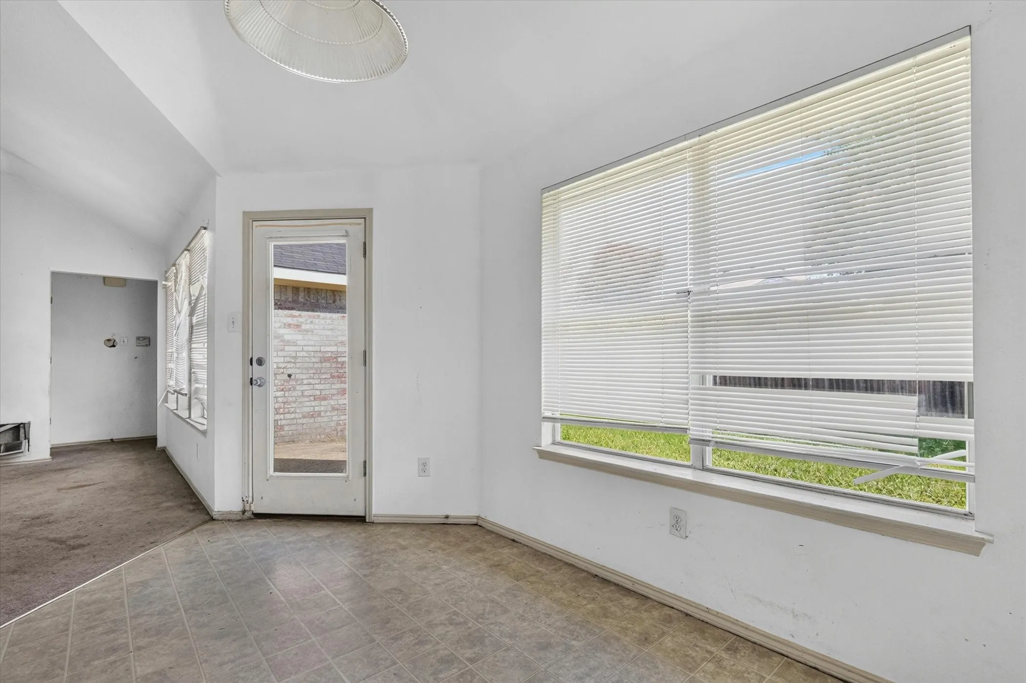 Single Family Residence For Sale in Dallas County , 1414 Aviary Drive, De Soto, Texas 75115, 3 Bedroom, 2 Bathroom, 2 Garage spaces, 1,308 Sqft, built in 1998, mls#21334880, Real Estate Agent in De Soto, Homes For Sale in Dallas county, Homes For Sale in De Soto, Realtor in De Soto Texas, Real Estate Brokerage Independent Realty Texas, Luminita Cordes Realtor