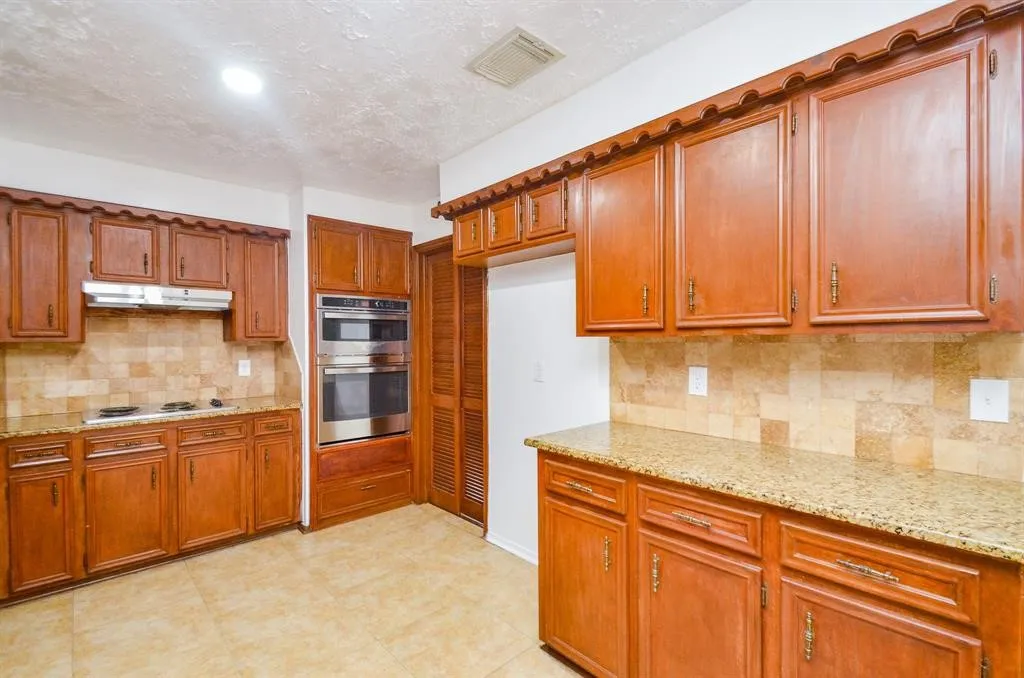 Single Family Residence For Rent in Harris County , 4802 Lost Oak Drive, Spring, Texas 77388, 4 Bedroom, 3 Bathroom, 2 Garage spaces, 1,759 Sqft, built in 1976, mls#21335017, Real Estate Agent in Spring, Homes For Rent in Harris county, Homes For Rent in Spring, Realtor in Spring Texas, Real Estate Brokerage Independent Realty Texas, Luminita Cordes Realtor