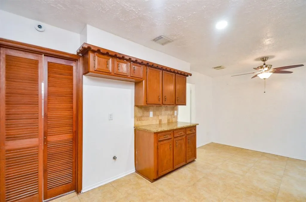 Single Family Residence For Rent in Harris County , 4802 Lost Oak Drive, Spring, Texas 77388, 4 Bedroom, 3 Bathroom, 2 Garage spaces, 1,759 Sqft, built in 1976, mls#21335017, Real Estate Agent in Spring, Homes For Rent in Harris county, Homes For Rent in Spring, Realtor in Spring Texas, Real Estate Brokerage Independent Realty Texas, Luminita Cordes Realtor