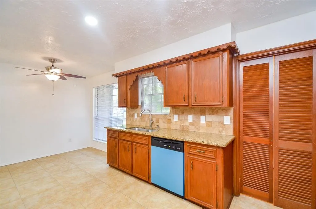 Single Family Residence For Rent in Harris County , 4802 Lost Oak Drive, Spring, Texas 77388, 4 Bedroom, 3 Bathroom, 2 Garage spaces, 1,759 Sqft, built in 1976, mls#21335017, Real Estate Agent in Spring, Homes For Rent in Harris county, Homes For Rent in Spring, Realtor in Spring Texas, Real Estate Brokerage Independent Realty Texas, Luminita Cordes Realtor
