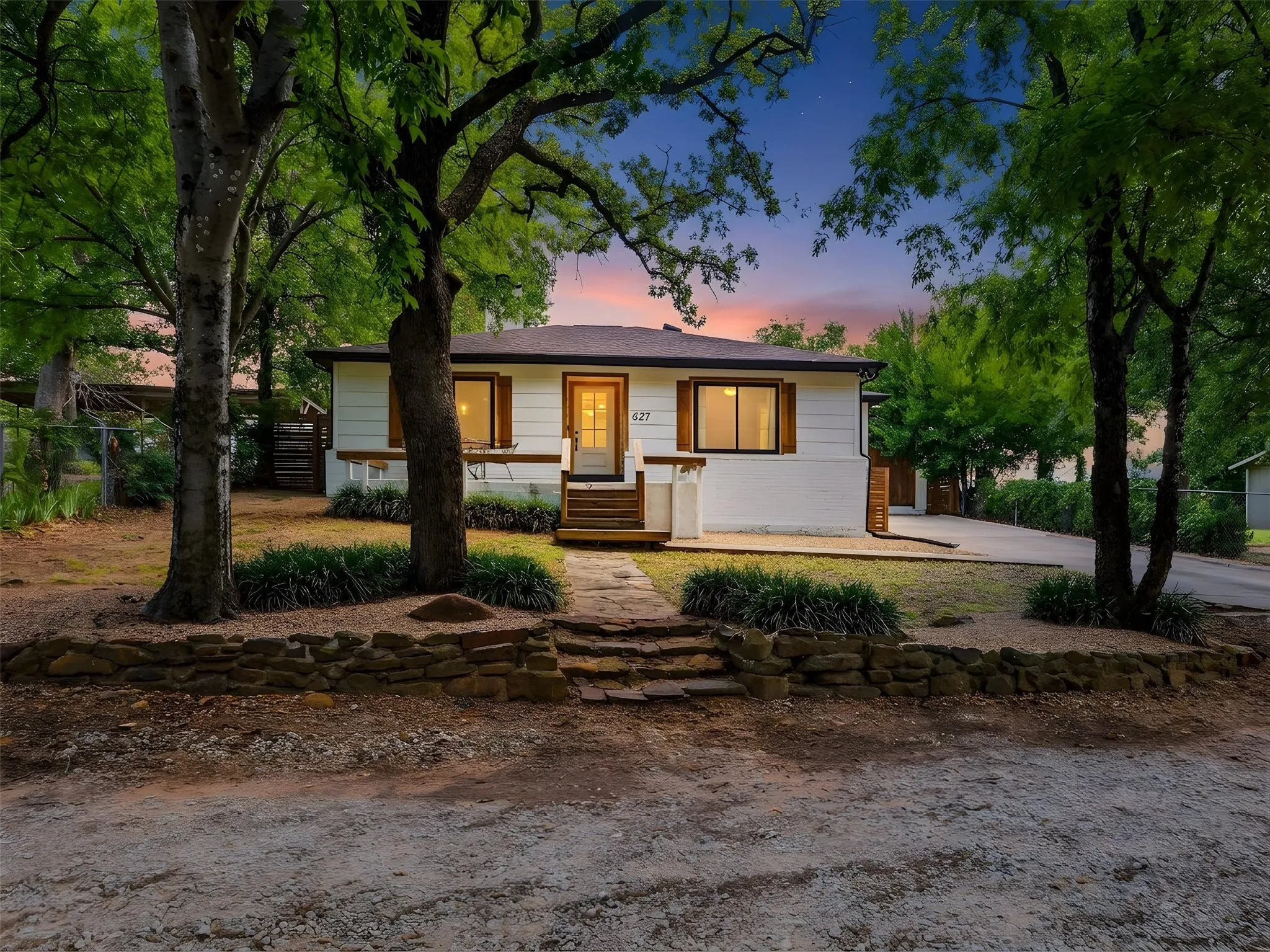Single Family Residence For Rent in Denton County , 627 Francks Circle, Shady Shores, Texas 76208, 4 Bedroom, 2 Bathroom, 1 Garage spaces, 1,609 Sqft, built in 1969, Price $1,950, mls#21338047, Real Estate Agent in Shady Shores, Homes For Rent in Denton county, Homes For Rent in Shady Shores, Realtor in Shady Shores Texas, Real Estate Brokerage Independent Realty Texas, Luminita Cordes Realtor