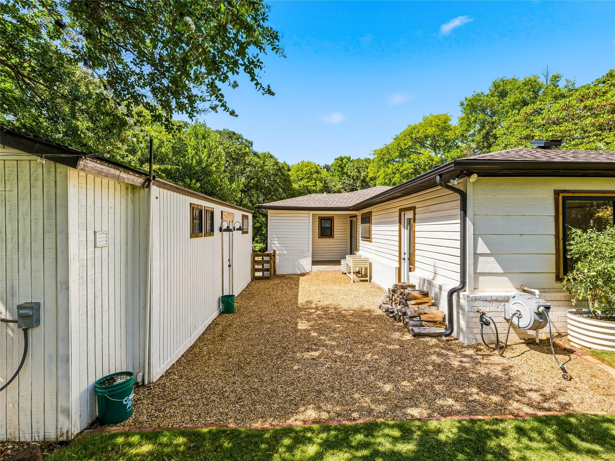 Single Family Residence For Rent in Denton County , 627 Francks Circle, Shady Shores, Texas 76208, 4 Bedroom, 2 Bathroom, 1 Garage spaces, 1,609 Sqft, built in 1969, Price $1,950, mls#21338047, Real Estate Agent in Shady Shores, Homes For Rent in Denton county, Homes For Rent in Shady Shores, Realtor in Shady Shores Texas, Real Estate Brokerage Independent Realty Texas, Luminita Cordes Realtor