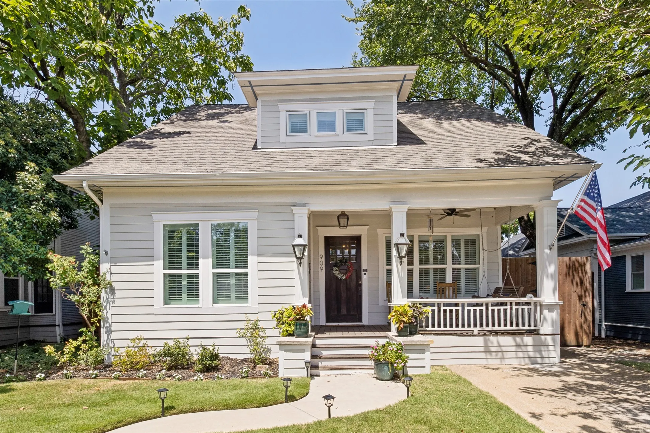 Single Family Residence For Sale in Dallas County , 909 Woodlawn Avenue, Dallas, Texas 75208, 4 Bedroom, 3 Bathroom, Garage spaces, 3,203 Sqft, built in 1925, mls#21336394, Real Estate Agent in Dallas, Homes For Sale in Dallas county, Homes For Sale in Dallas, Realtor in Dallas Texas, Real Estate Brokerage Independent Realty Texas, Luminita Cordes Realtor