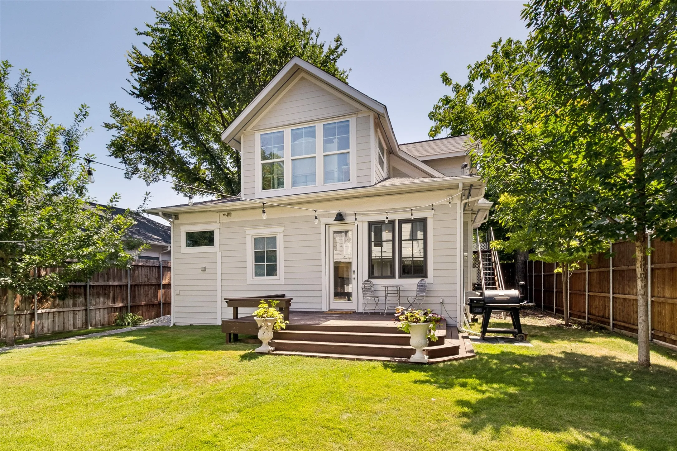 Single Family Residence For Sale in Dallas County , 909 Woodlawn Avenue, Dallas, Texas 75208, 4 Bedroom, 3 Bathroom, Garage spaces, 3,203 Sqft, built in 1925, mls#21336394, Real Estate Agent in Dallas, Homes For Sale in Dallas county, Homes For Sale in Dallas, Realtor in Dallas Texas, Real Estate Brokerage Independent Realty Texas, Luminita Cordes Realtor